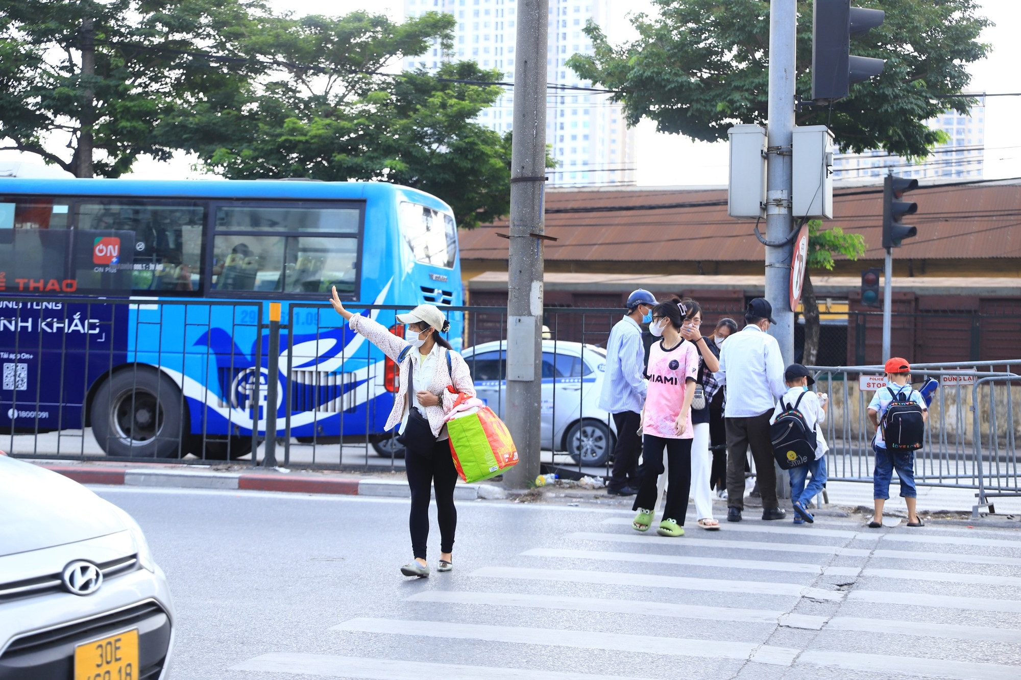 Người dân rời bến xe Giáp Bát sau chuyến đi kéo dài. (Ảnh: Sơn Bách)