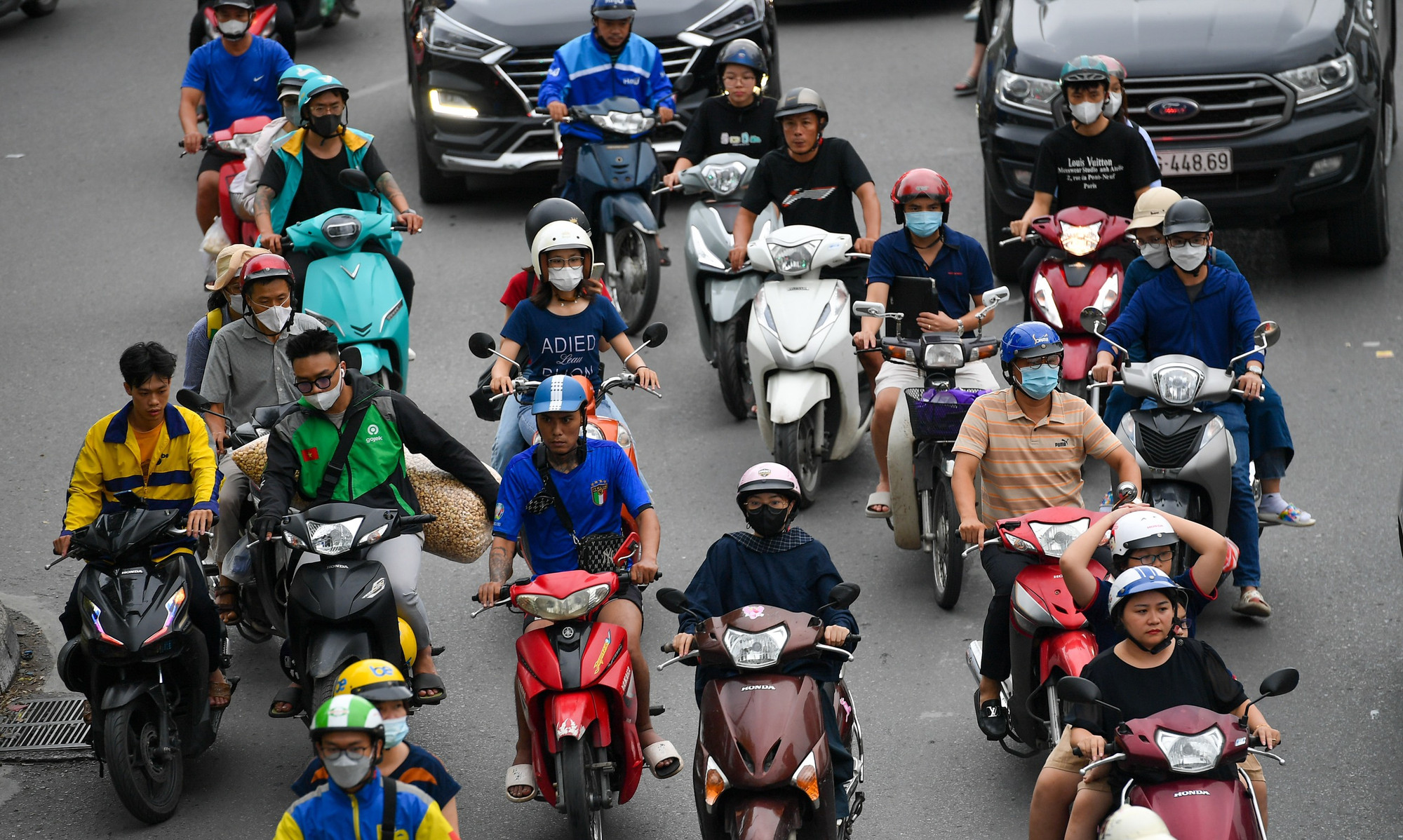 Tại ngã Tư Sở, cuối giờ chiều ngày 4/9, lưu lượng giao thông đã trở nên đông đúc hơn. (Ảnh: THÀNH ĐẠT)