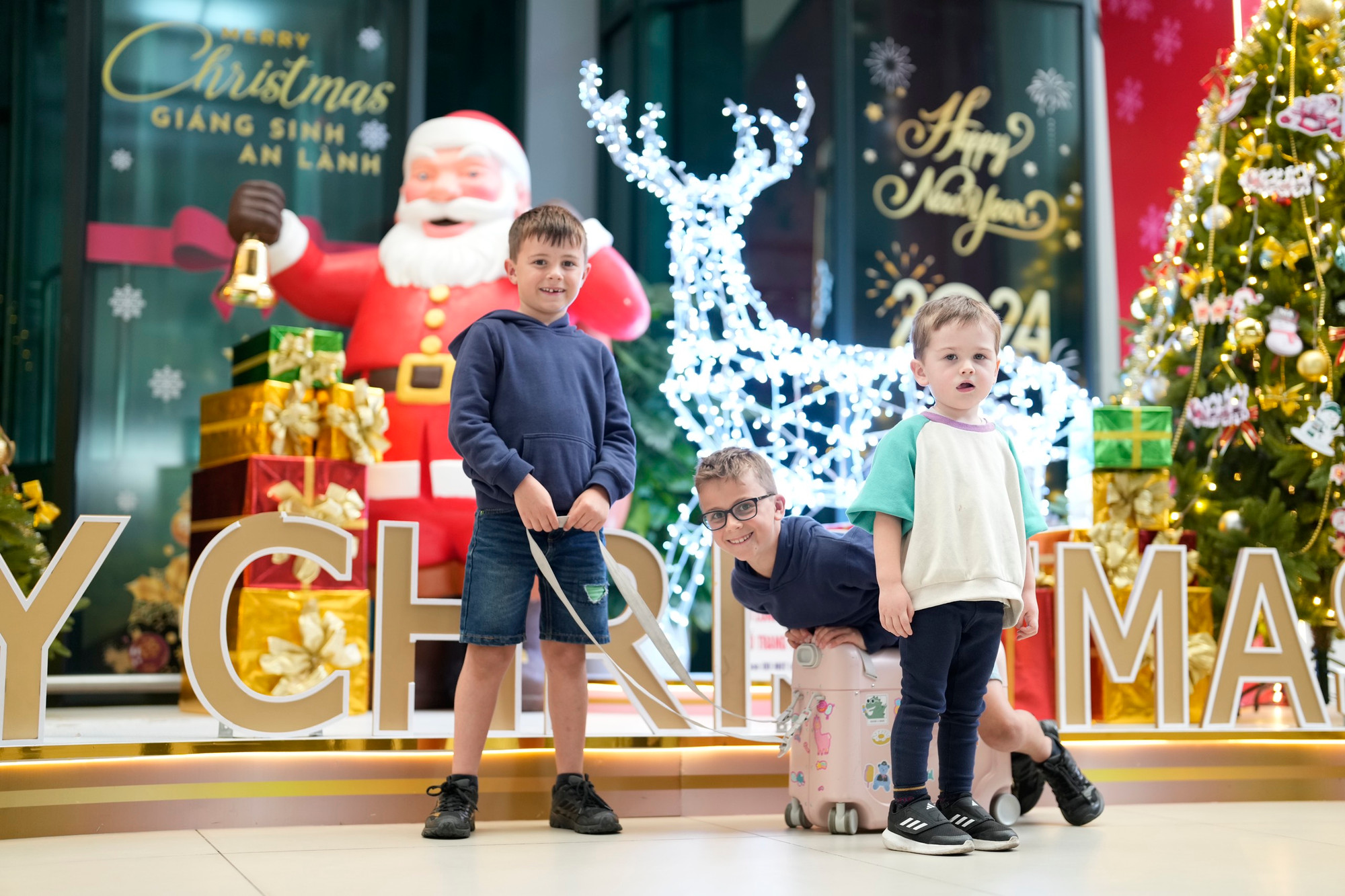 Hành khách nhí vui đùa bên góc check-in đặc biệt tại sân bay Nội Bài.
