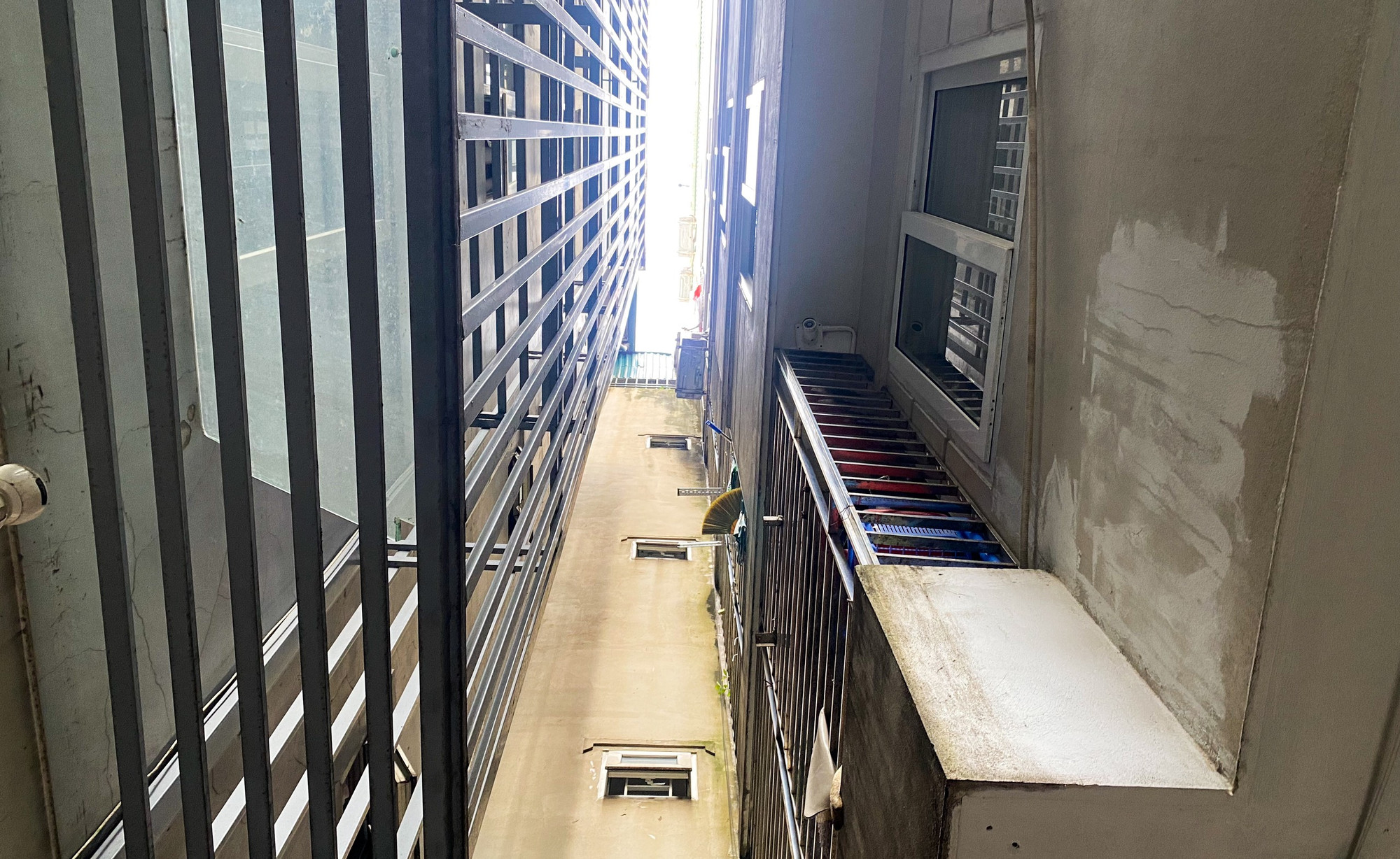 Qua kiểm tra, tổ công tác ghi nhận tòa nhà nằm trong ngõ 117 Thái Hà, xe chữa cháy không tiếp cận trực tiếp được công trình, chỉ có thể đỗ ở đầu ngõ trước lối vào tòa nhà (khoảng 100m) để triển khai lực lượng, phương tiện khi có sự cố cháy, nổ xảy ra.