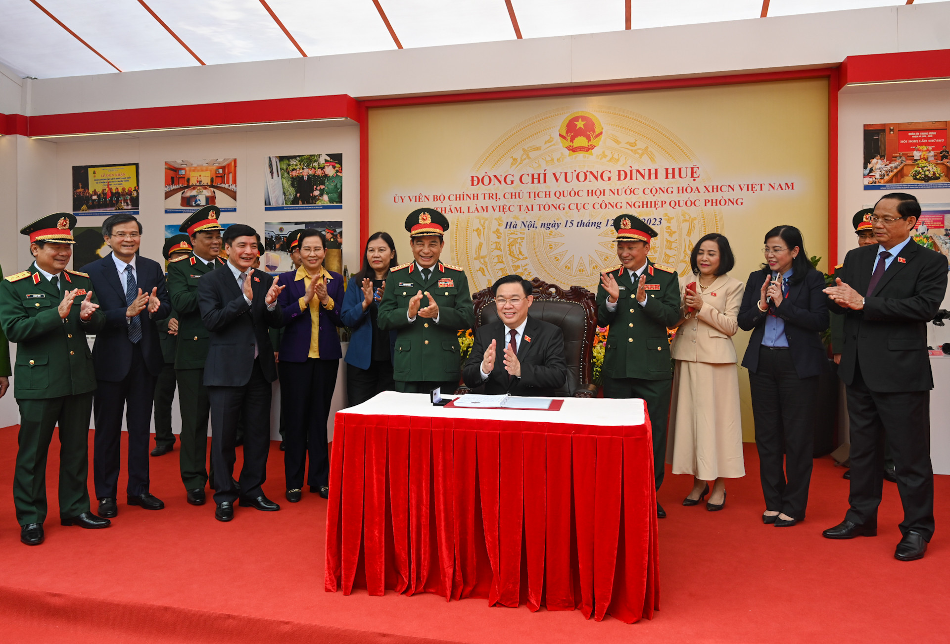 Chủ tịch Quốc hội Vương Đình Huệ ghi Sổ vàng truyền thống của Tổng cục Công nghiệp Quốc phòng.