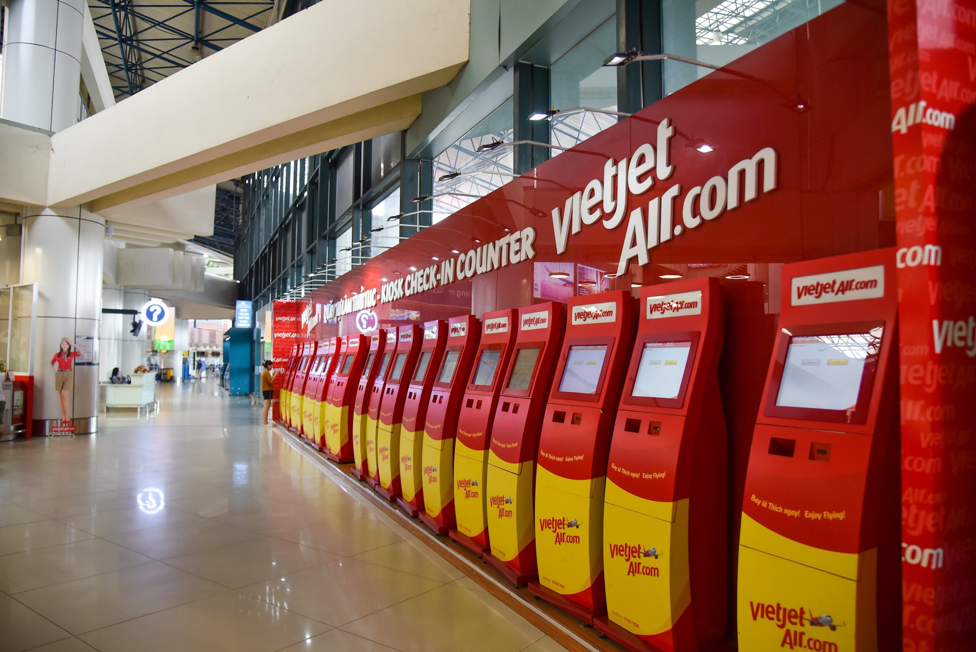 Quầy check-in tự động của hãng hàng không Vietjet Air “ế ẩm”, vắng người qua lại.