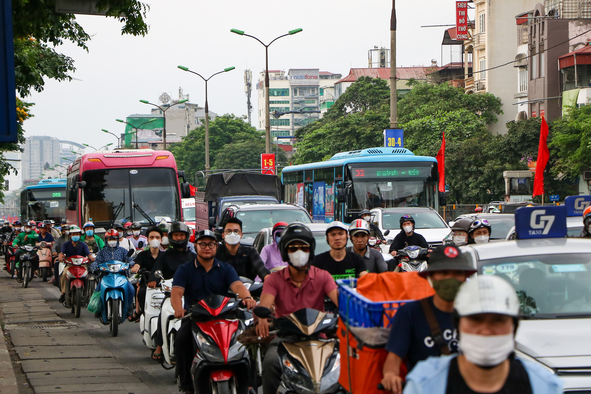 Trước cửa bến xe Giáp Bát, trên đường Giải Phóng xảy ra tình trạng ùn ứ giao thông, khó di chuyển.