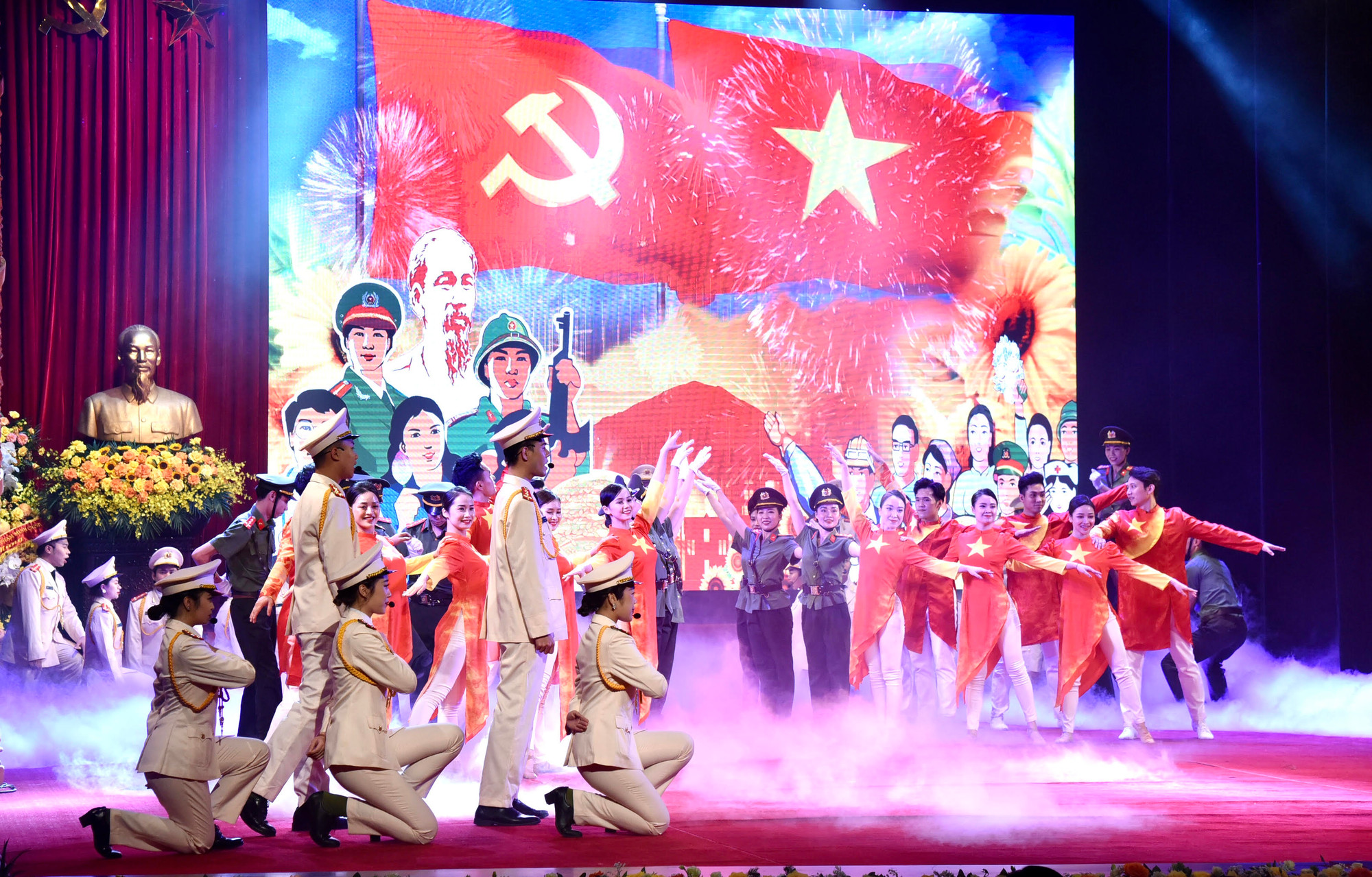 Chương trình nghệ thuật chào mừng buổi lễ.