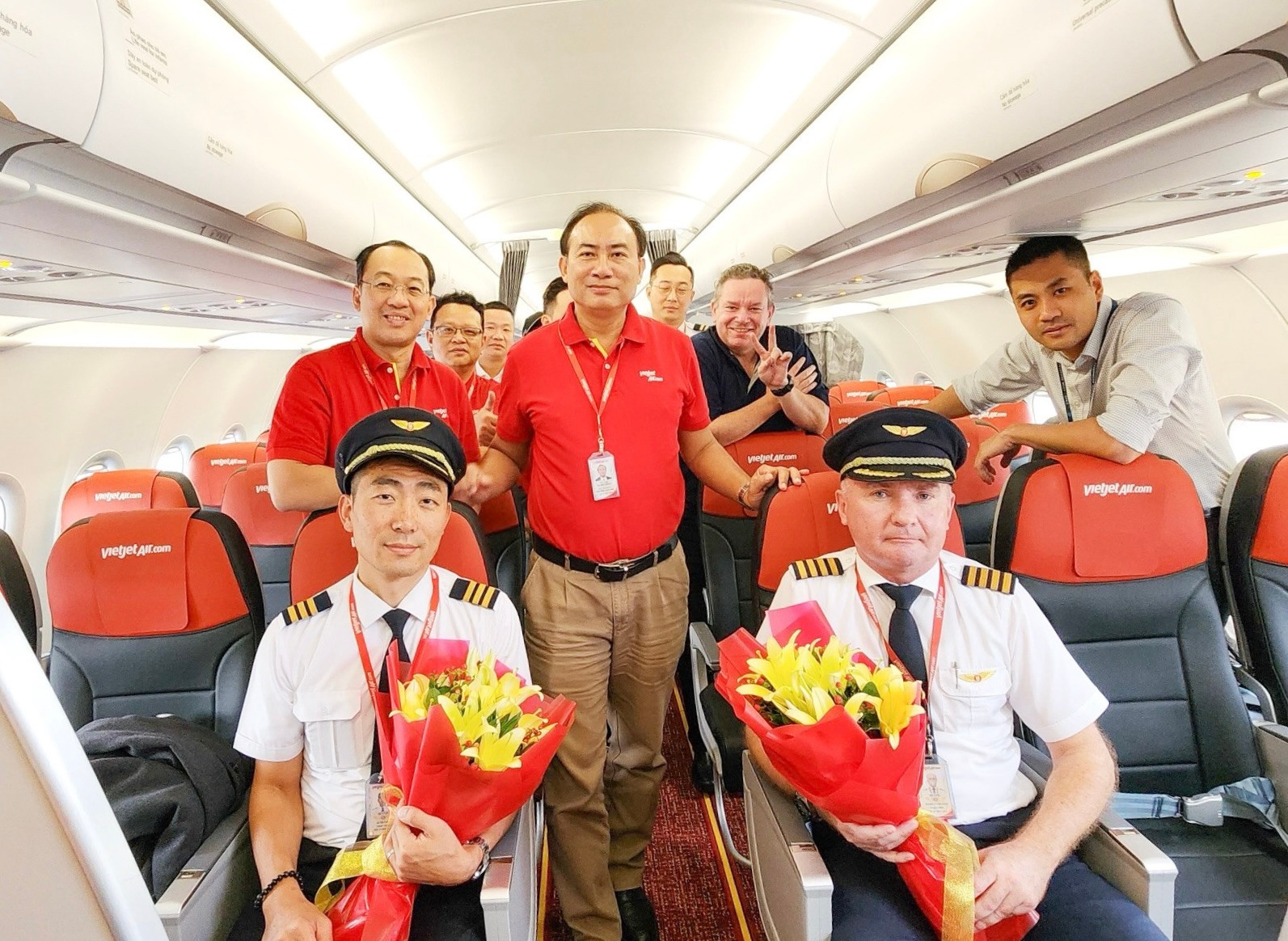 Phó Tổng Giám đốc Vietjet Tô Việt Thắng (giữa) chào đón tàu bay mới.