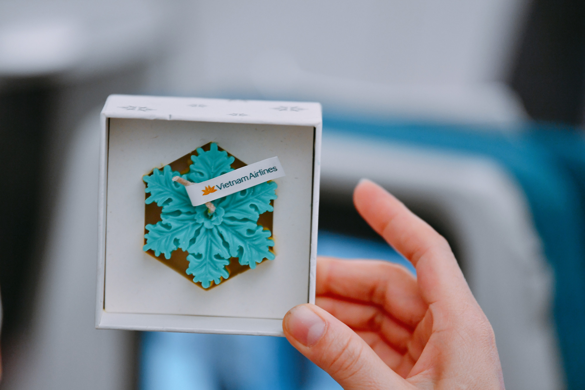 Trên các chuyến bay dịp lễ Giáng Sinh này, hành khách sẽ nhận được hộp quà là nến thủ công hình cây thông hoặc hình bông tuyết, thiệp chúc mừng Giáng sinh và chào đón mừng năm mới từ Vietnam Airlines.