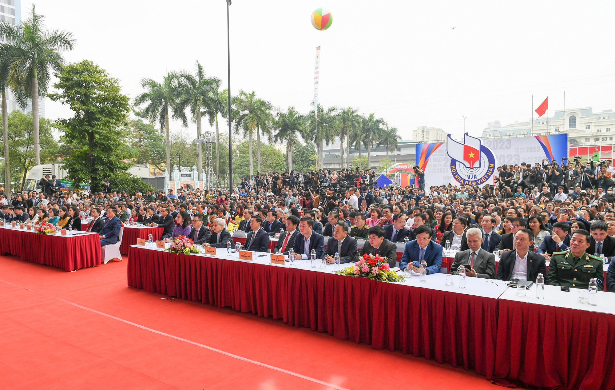 Các đại biểu tham dự Lễ khai mạc Hội Báo toàn quốc 2023.