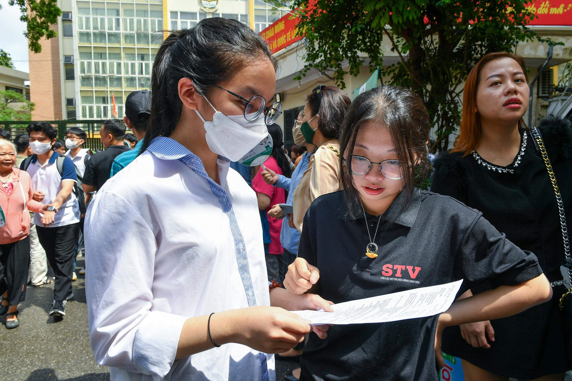 "Theo em, đề thi Ngữ văn năm nay khá sát, đồng thời có sự phân hóa khi thí sinh phải đưa ra quan điểm của mình về một vấn đề thú vị là lẽ sống", một thí sinh chia sẻ.