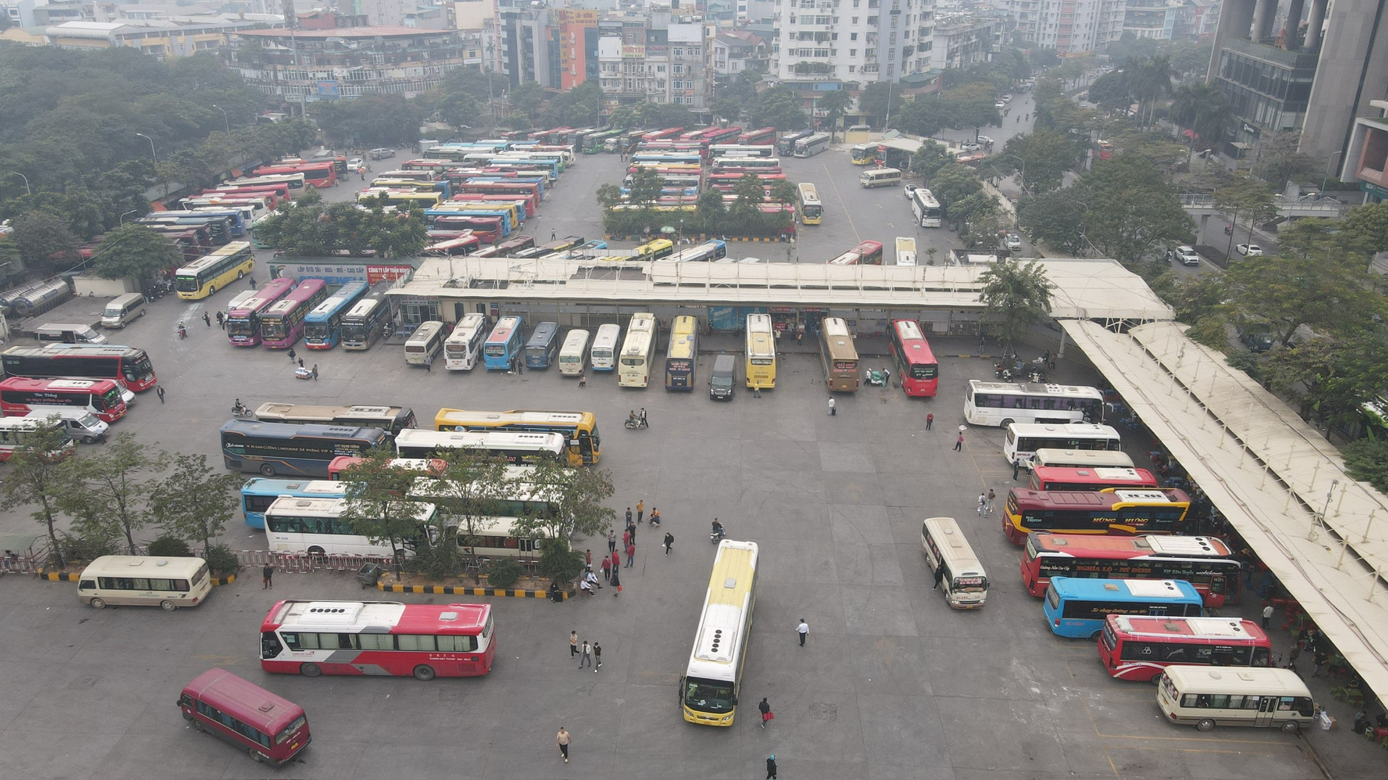 Toàn cảnh bến xe nhìn từ trên cao.