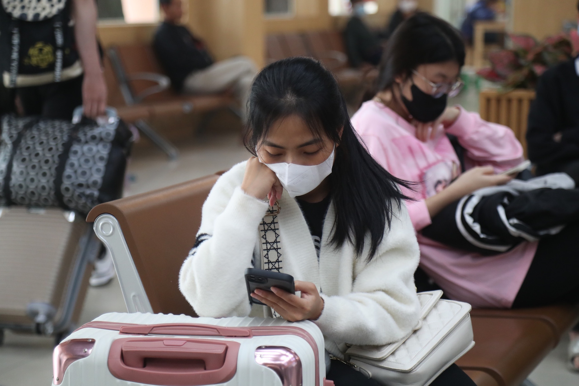 Nhiều hành khách đợi chờ tới giờ xe xuất bến.