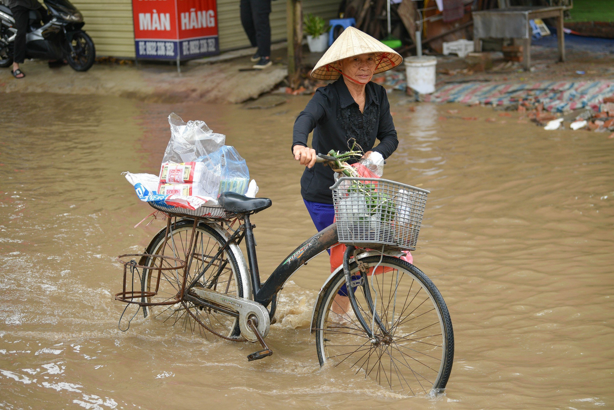 "Tình trạng úng ngập kéo dài đã xuất hiện từ nhiều năm qua", bà T., một người dân sinh sống tại khu vực này kể. "Tình trạng úng ngập kéo dài đã xuất hiện từ nhiều năm qua", bà T., một người dân sinh sống tại khu vực này kể.