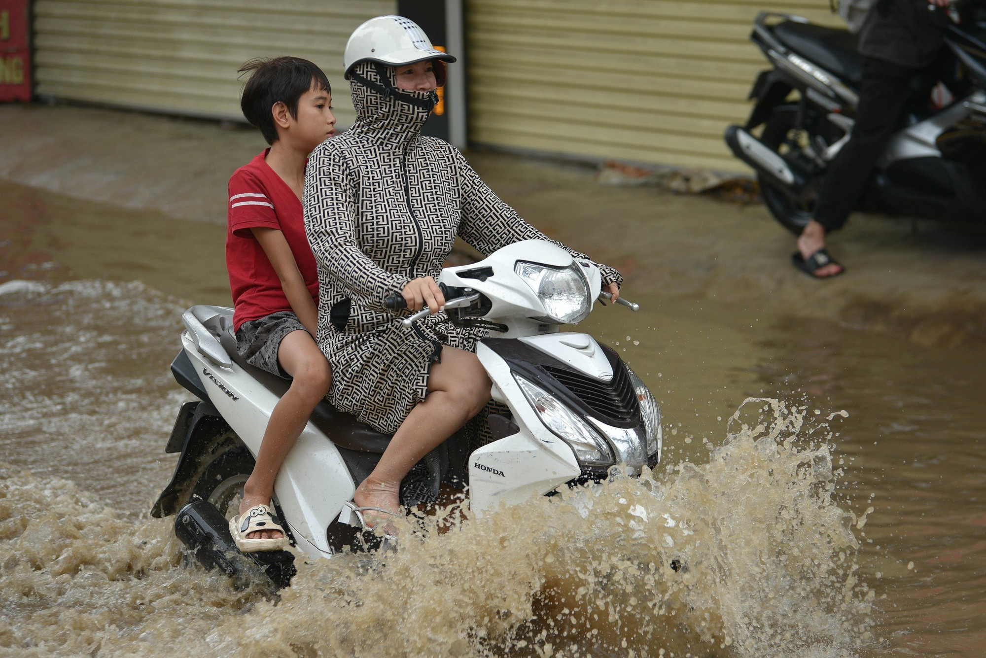 Nước thoát rất chậm khiến cho các phương tiện di chuyển trong buổi sáng 29/9 gặp nhiều khó khăn. Nước thoát rất chậm khiến cho các phương tiện di chuyển trong buổi sáng 29/9 gặp nhiều khó khăn.