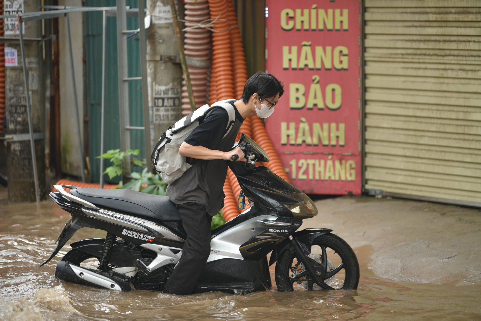 Nước rút chậm khiến người tham gia giao thông gặp nhiều khó khăn trong sáng 29/9. Nước rút chậm khiến người tham gia giao thông gặp nhiều khó khăn trong sáng 29/9.