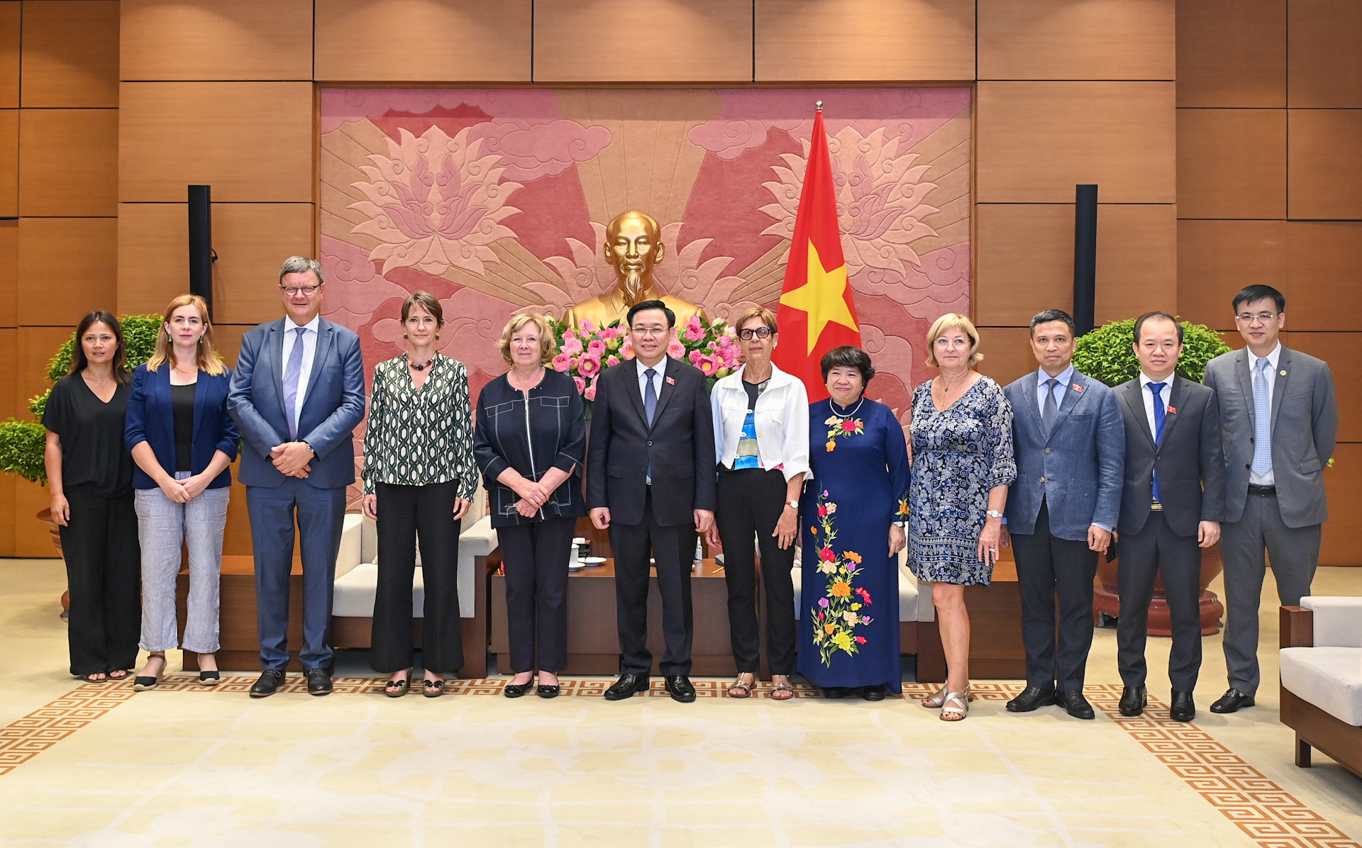 Chủ tịch Quốc hội Vương Đình Huệ và Chủ tịch Nhóm Nghị sĩ hữu nghị Pháp-Việt Nam Catherine Deroche cùng các đại biểu chụp ảnh lưu niệm tại buổi tiếp. Chủ tịch Quốc hội Vương Đình Huệ và Chủ tịch Nhóm Nghị sĩ hữu nghị Pháp-Việt Nam Catherine Deroche cùng các đại biểu chụp ảnh lưu niệm tại buổi tiếp.