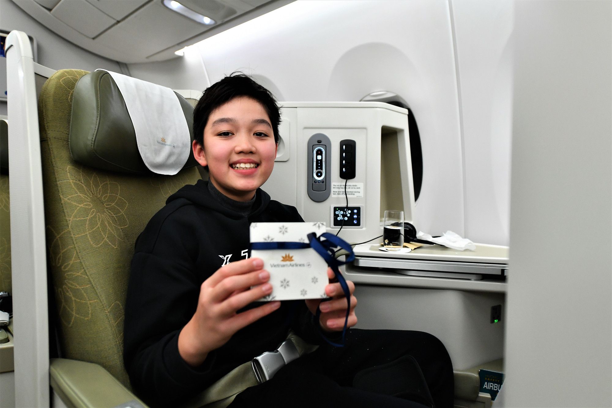 Khuôn mặt hân hoan của vị khách nhỏ tuổi mở ngay món quà sau khi vừa nhận được trên tay.