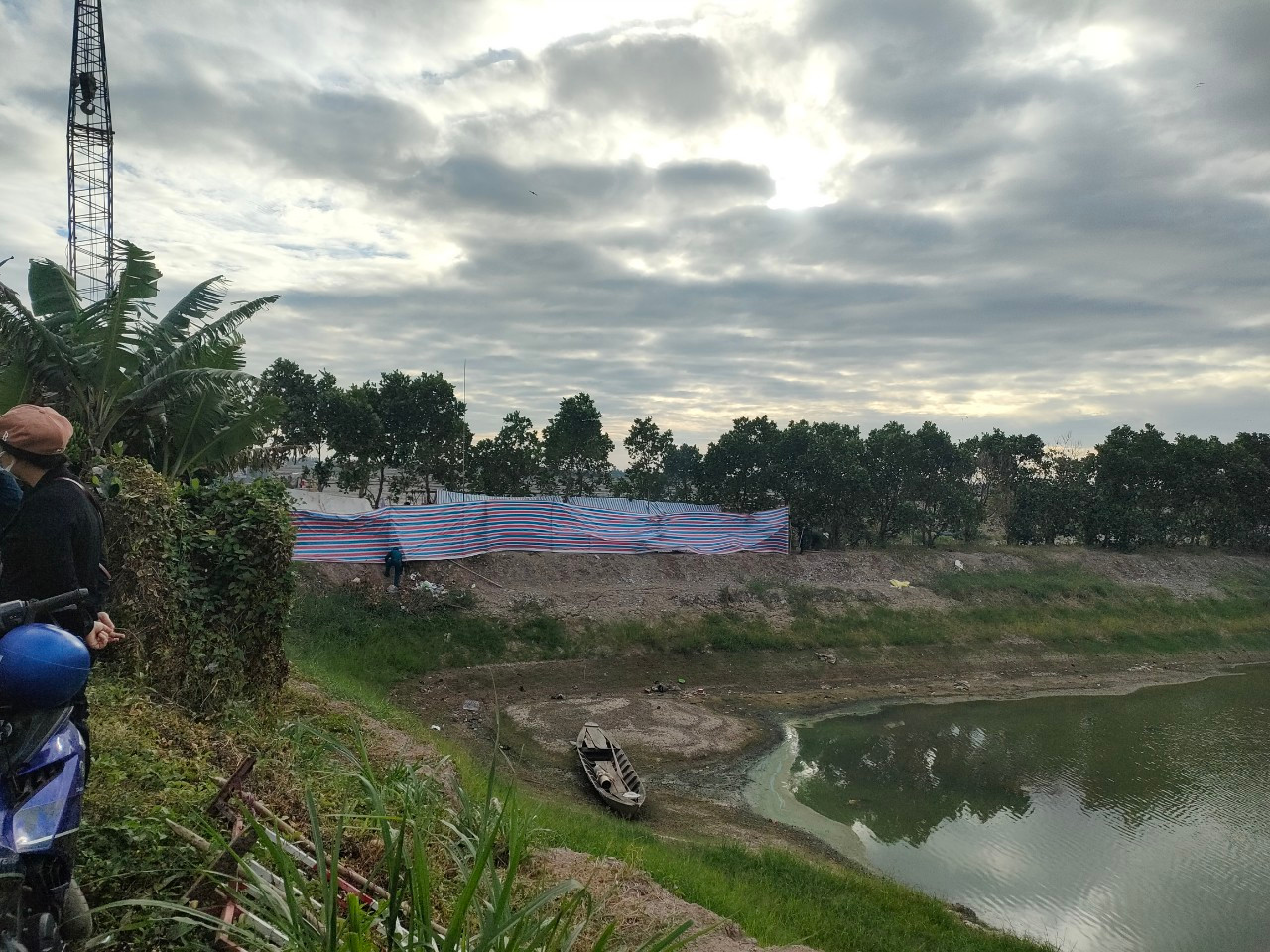 Cuối giờ chiều ngày 1/1, lực lượng chức năng căng bạt ni-lông, hạn chế báo chí tác nghiệp, cũng như thuận tiện công tác cứu hộ