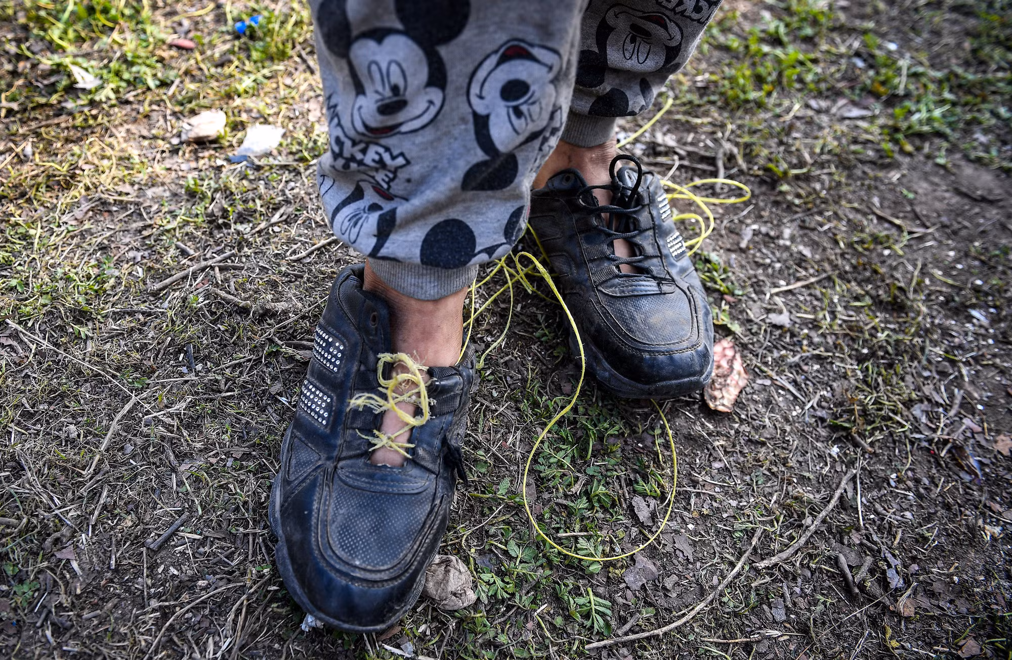 Một chiếc giày không thể rách hơn của các em vùng tâm chấn.