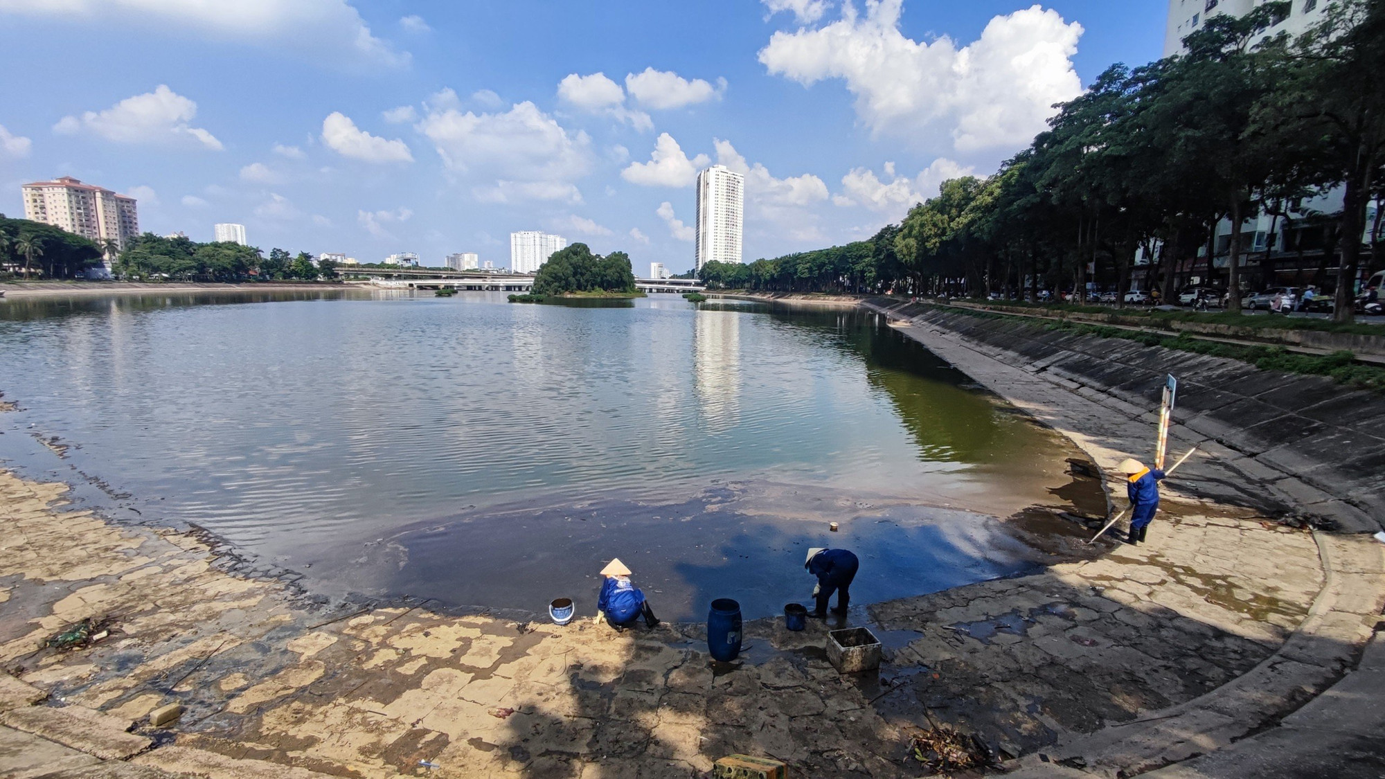 Trước đó, như Báo Nhân Dân đã phản ánh, trong vài ngày qua, tại khu vực hồ Linh Đàm đã xuất hiện tình trạng dầu thải loang trên mặt hồ.