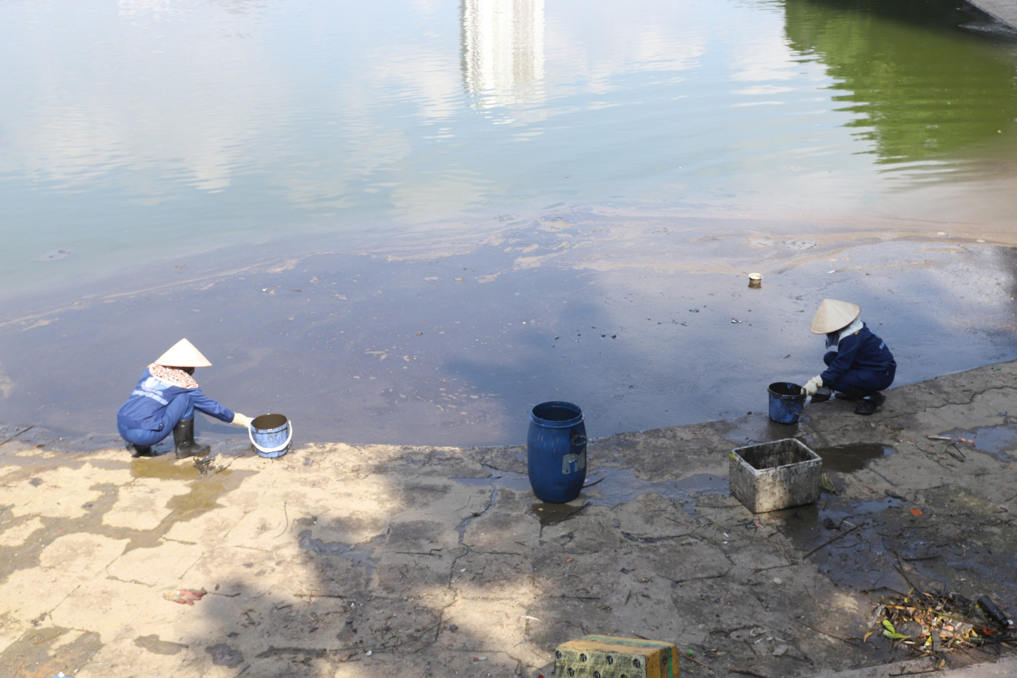 Hiện tượng trên xuất hiện từ sáng ngày 27/9. Tới sáng 1/10, tình trạng vẫn chưa được cải thiện. Một lượng lớn dầu thải theo gió dạt vào một góc hồ, bốc mùi khó chịu.