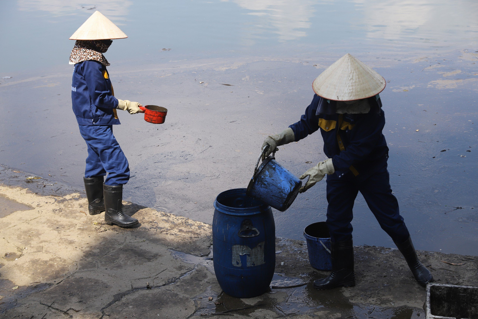 Tiếp nhận phản ánh từ phóng viên Báo Nhân Dân, Xí nghiệp Quản lý duy trì hồ (Công ty TNHH MTV Thoát nước Hà Nội) đã huy động thêm công nhân, tiến hành khắc phục sự cố tại hồ Linh Đàm.