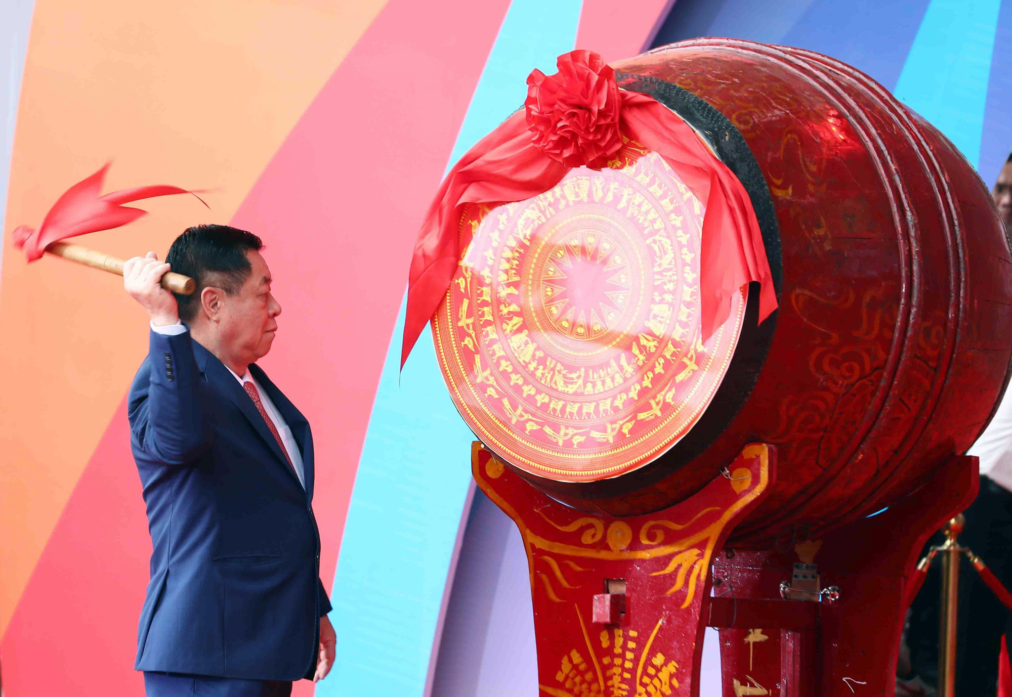 Đồng chí Nguyễn Trọng Nghĩa, Bí thư Trung ương Đảng, Trưởng Ban Tuyên giáo Trung ương đánh trống khai mạc Hội Báo toàn quốc 2023.