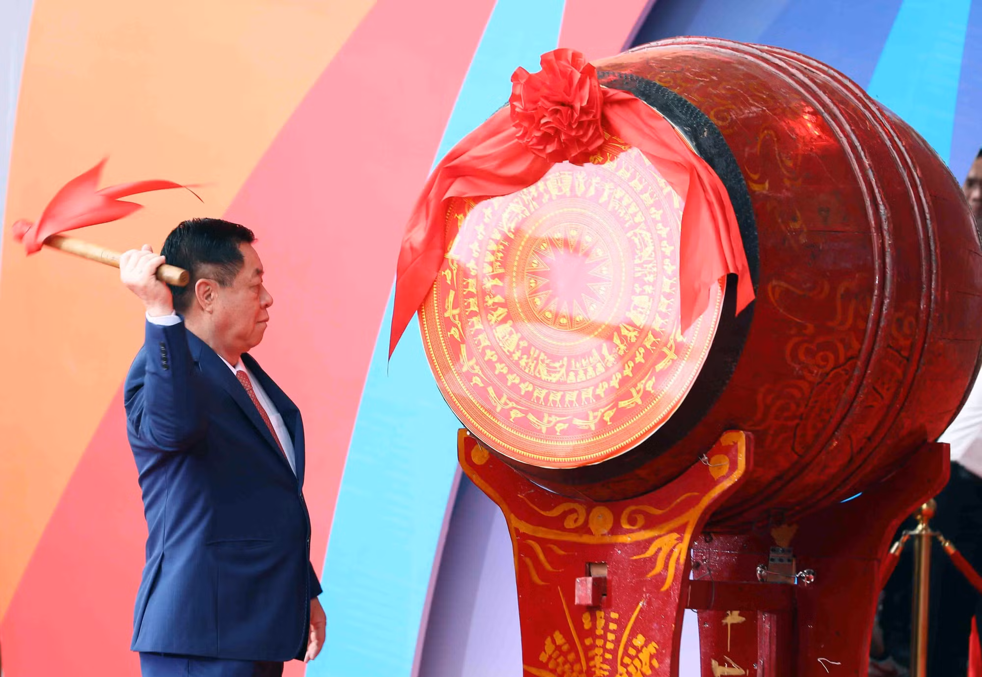 Đồng chí Nguyễn Trọng Nghĩa, Bí thư Trung ương Đảng, Trưởng Ban Tuyên giáo Trung ương đánh trống khai mạc Hội Báo toàn quốc 2023.