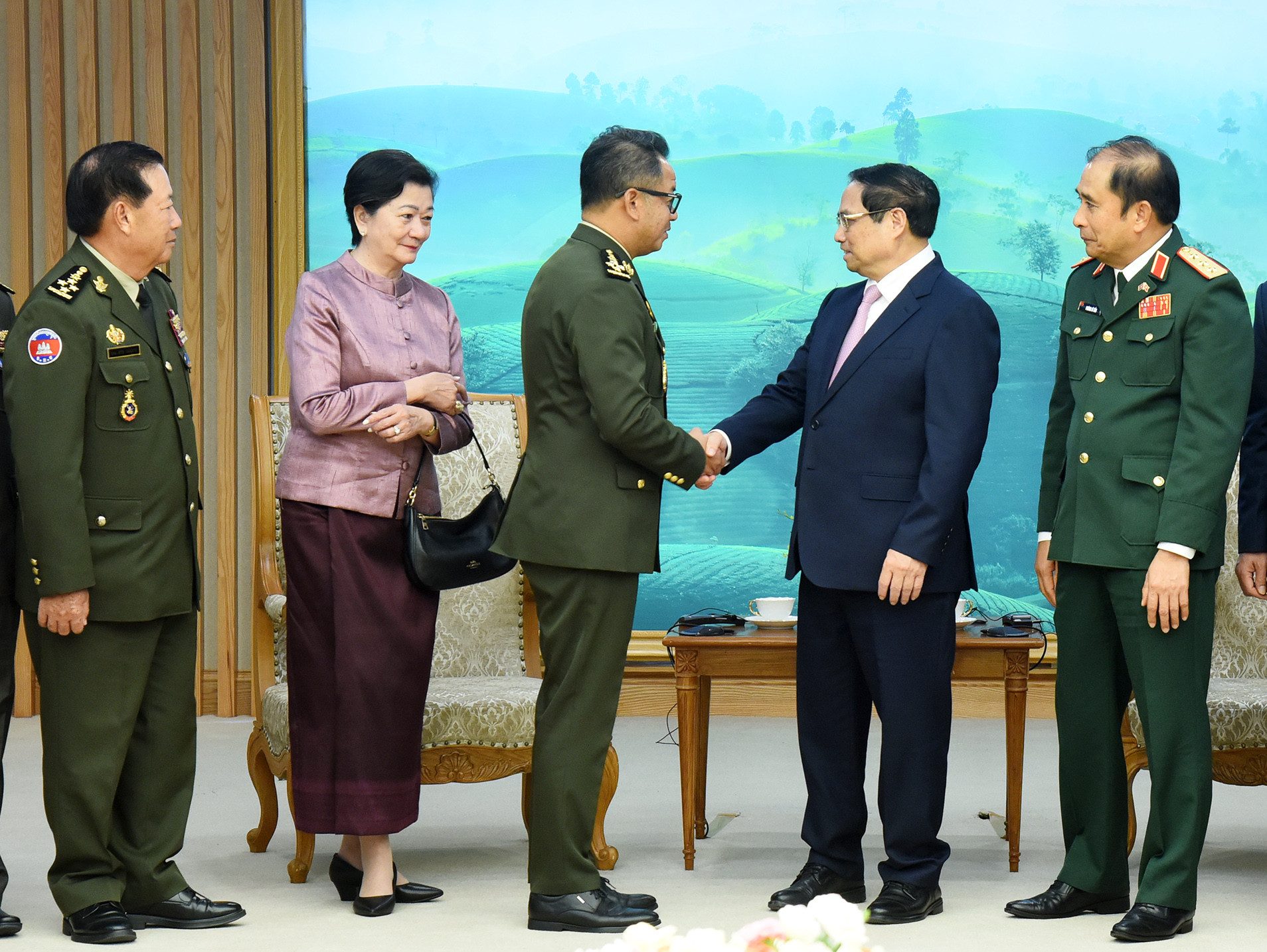 Thủ tướng Phạm Minh Chính tiễn Đại tướng Tea Seiha, Phó Thủ tướng, Bộ trưởng Quốc phòng Vương quốc Campuchia.