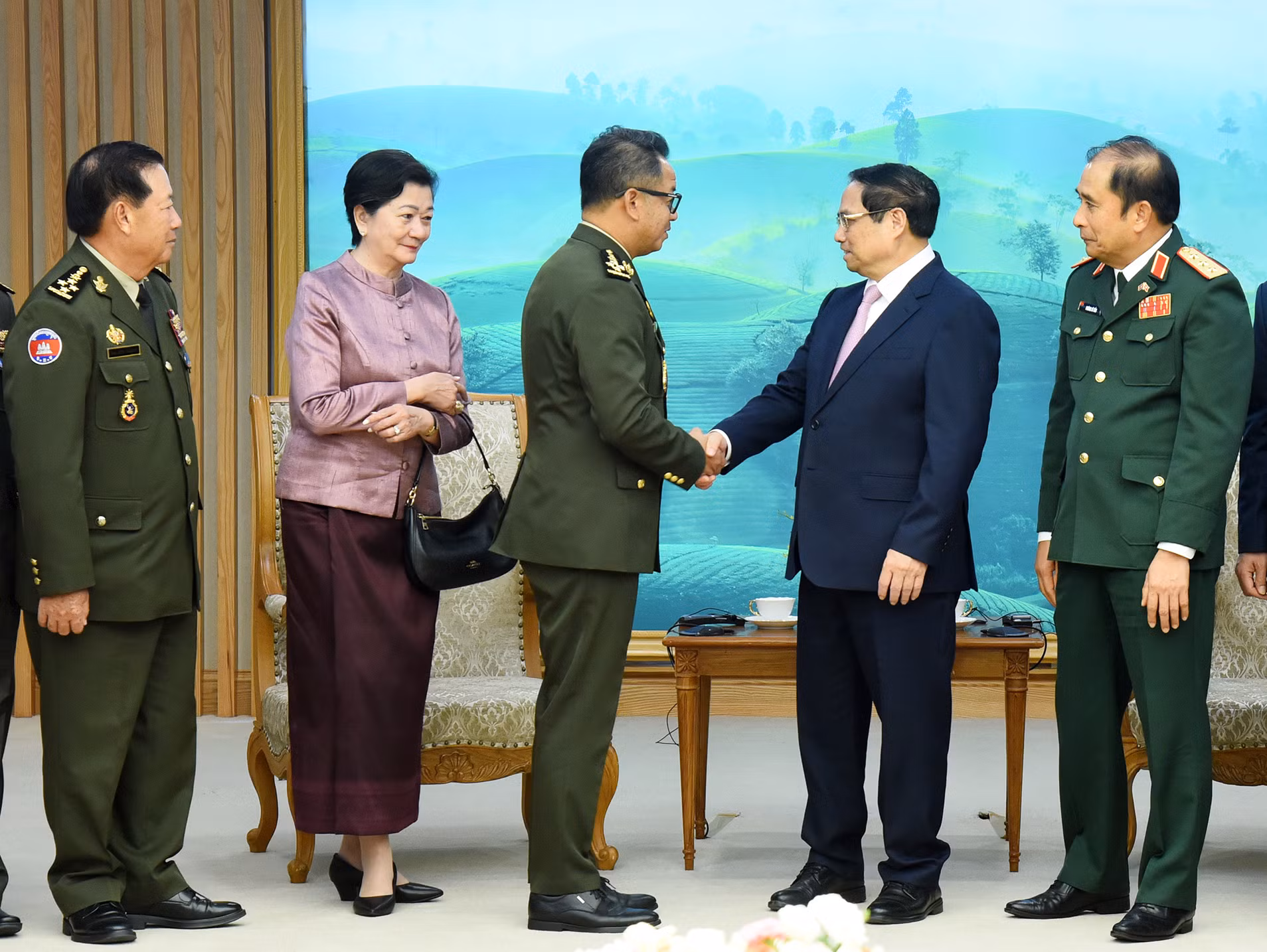 Thủ tướng Phạm Minh Chính tiễn Đại tướng Tea Seiha, Phó Thủ tướng, Bộ trưởng Quốc phòng Vương quốc Campuchia.