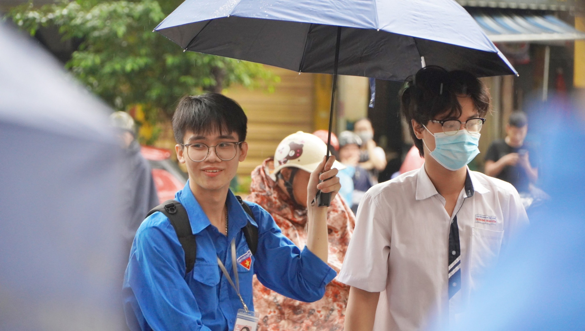 Che ô khi trời đột ngột đổ mưa lớn...