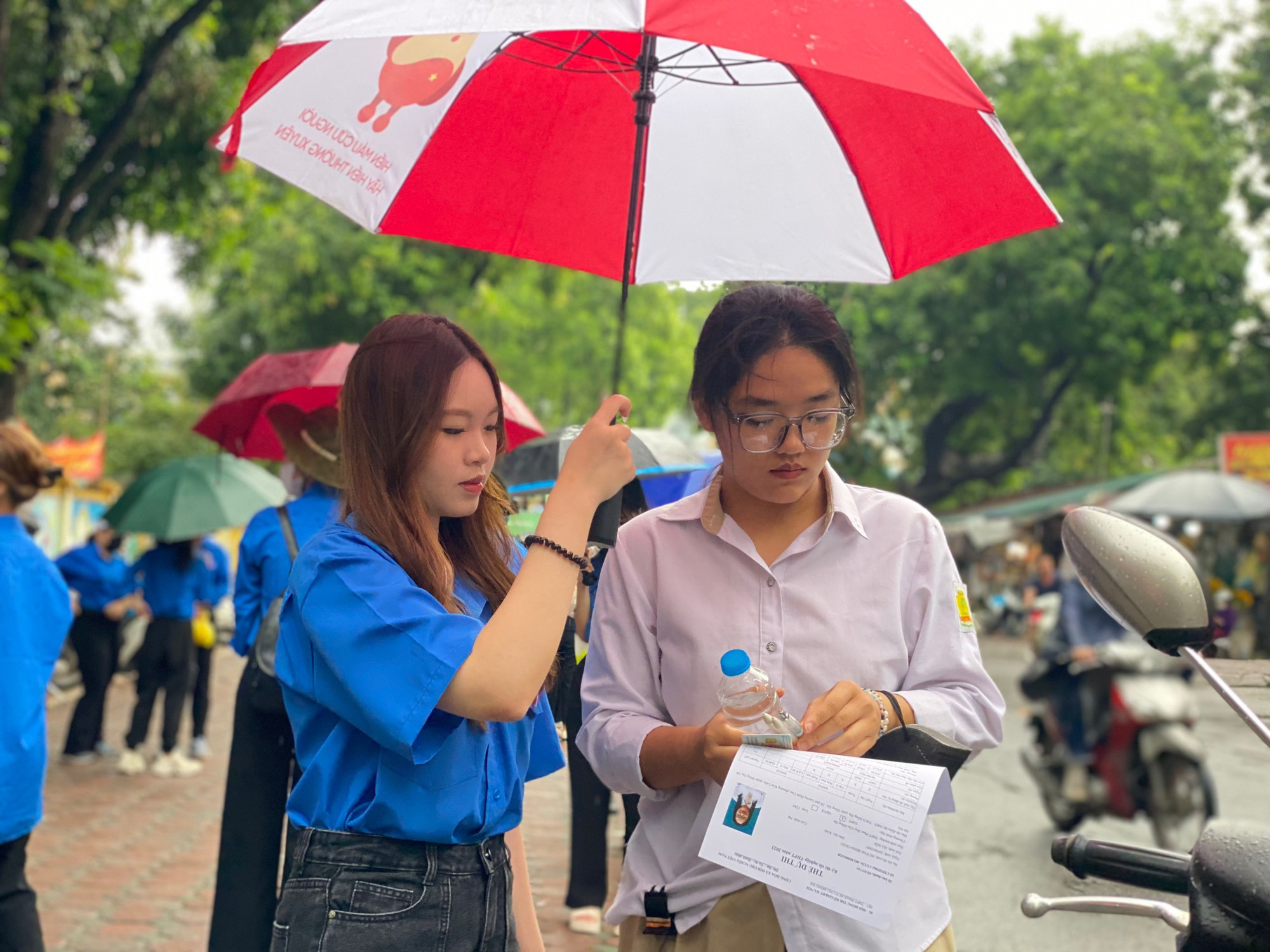 Che nắng cho thí sinh...