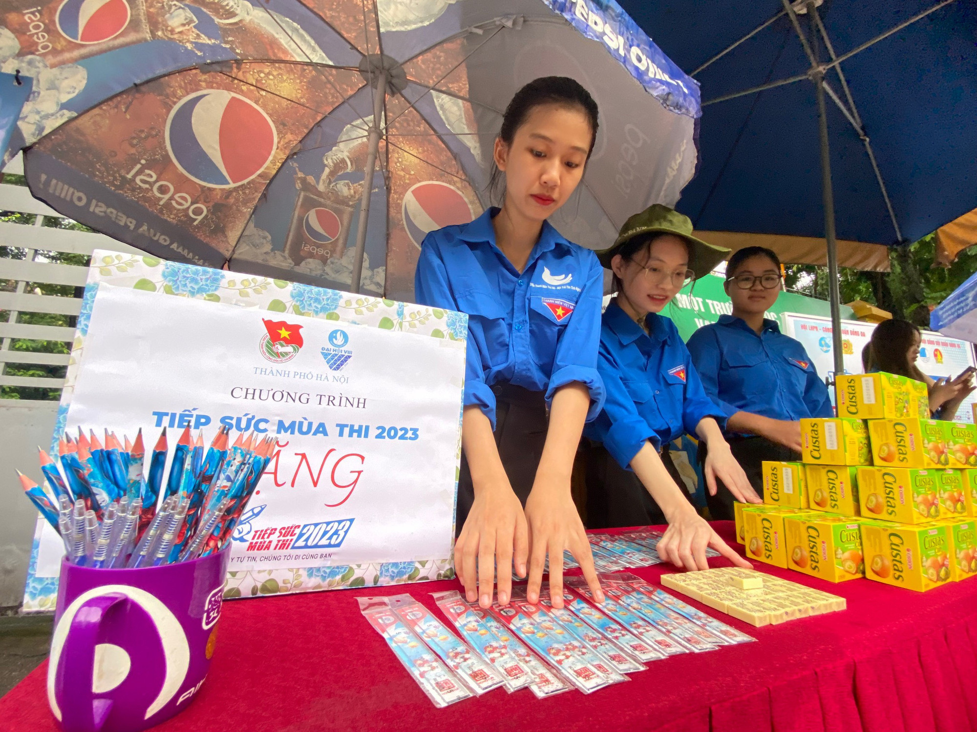 Những món quà nhỏ nhưng ý nghĩa trong mùa thi tốt nghiệp 2023.