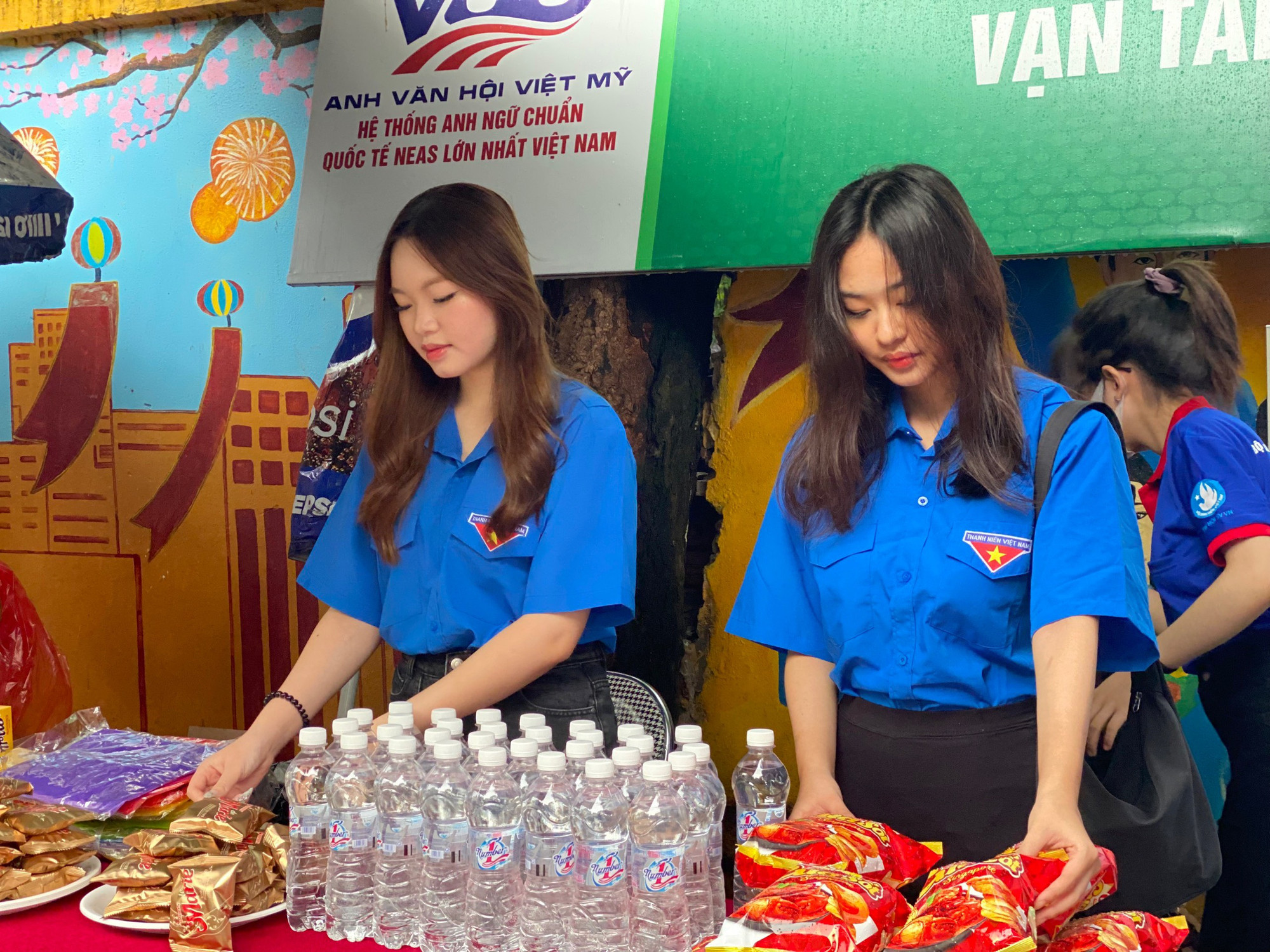 Bánh và nước cùng nhiều vật dụng khác như áo mưa, quạt cầm tay... đã được các bạn Đoàn viên, thanh niên chuẩn bị sẵn sàng.