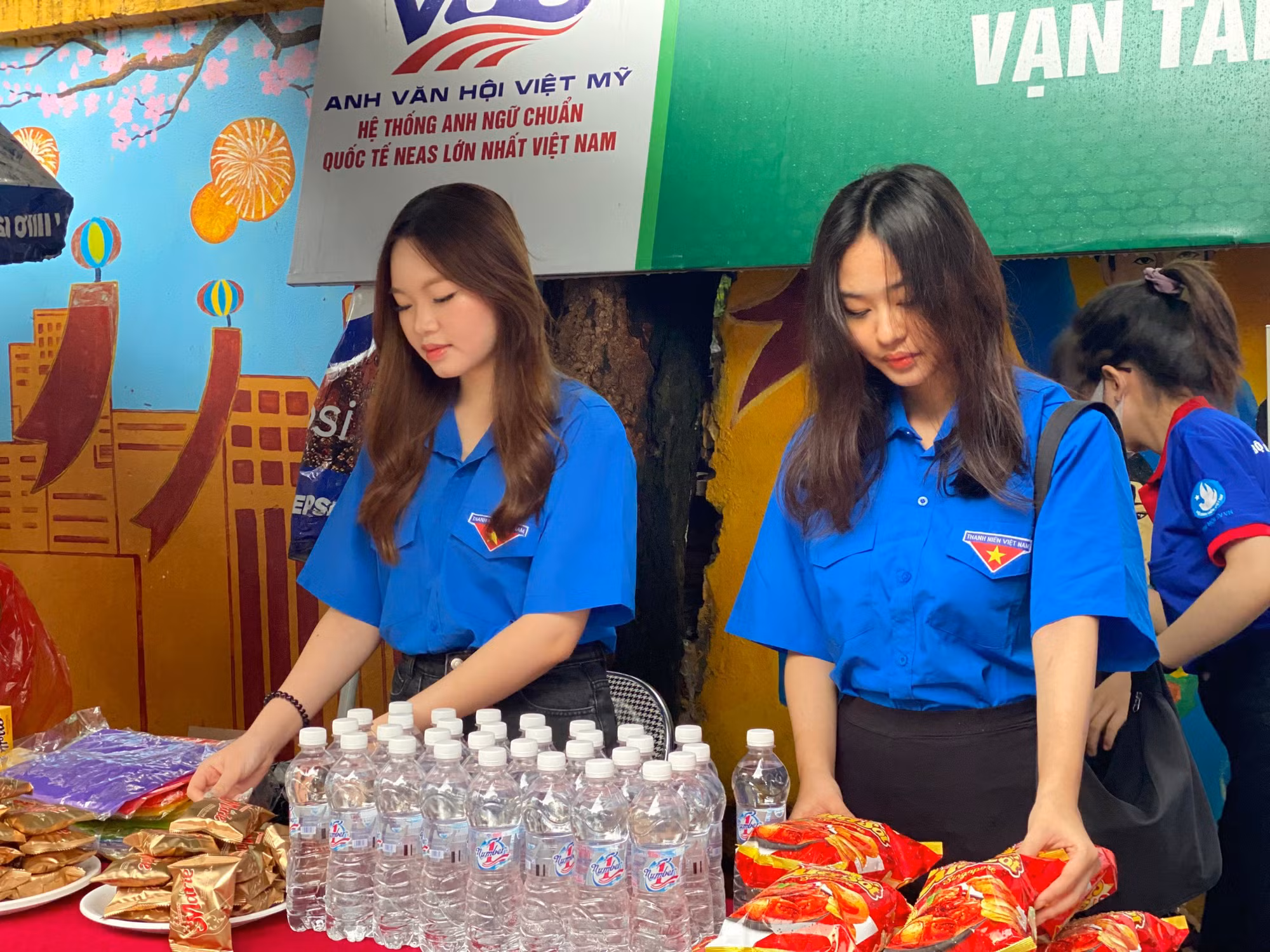 Bánh và nước cùng nhiều vật dụng khác như áo mưa, quạt cầm tay... đã được các bạn Đoàn viên, thanh niên chuẩn bị sẵn sàng.