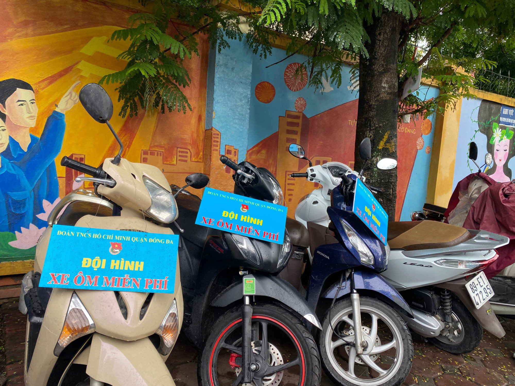 Tại quận Đống Đa, Đoàn Thanh niên Cộng sản Hồ Chí Minh tổ chức đội hình xe ôm miễn phí để đưa đón các thí sinh có nhu cầu.