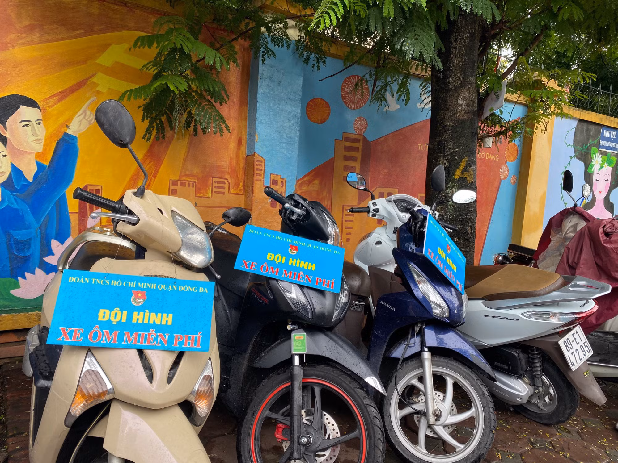 Tại quận Đống Đa, Đoàn Thanh niên Cộng sản Hồ Chí Minh tổ chức đội hình xe ôm miễn phí để đưa đón các thí sinh có nhu cầu.