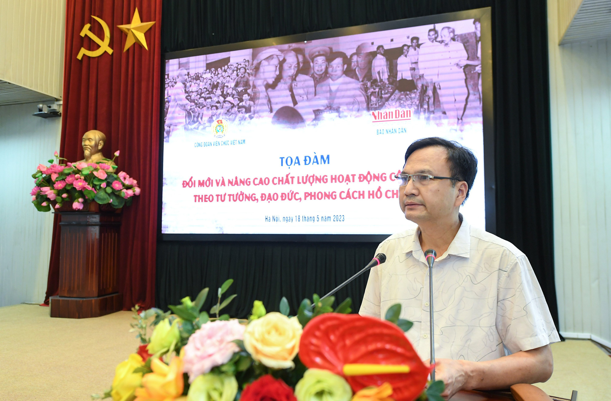 Đồng chí Phạm Khắc Hùng, Ủy viên Ban chấp hành Công đoàn Thanh Tra Chính Phủ trình bày tham luận "Công đoàn với việc lắng nghe, nắm bắt tâm tư, nguyện vọng của đoàn viên và người lao động trong giai đoạn hiện nay". Đồng chí Phạm Khắc Hùng, Ủy viên Ban chấp hành Công đoàn Thanh Tra Chính Phủ trình bày tham luận "Công đoàn với việc lắng nghe, nắm bắt tâm tư, nguyện vọng của đoàn viên và người lao động trong giai đoạn hiện nay".