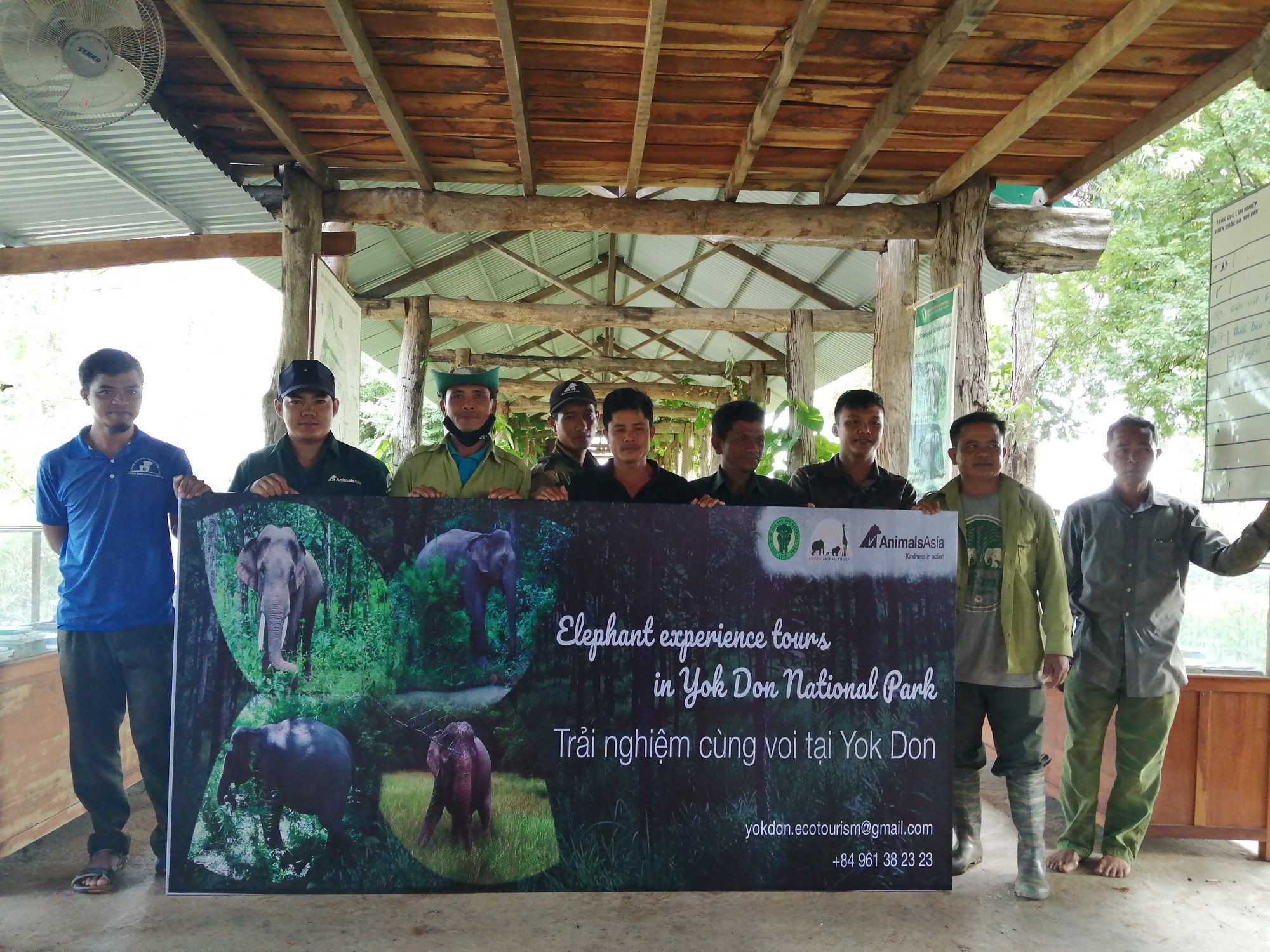 Đội quản lý chăm sóc voi của Animals Asia tại VQG Yok Đôn.