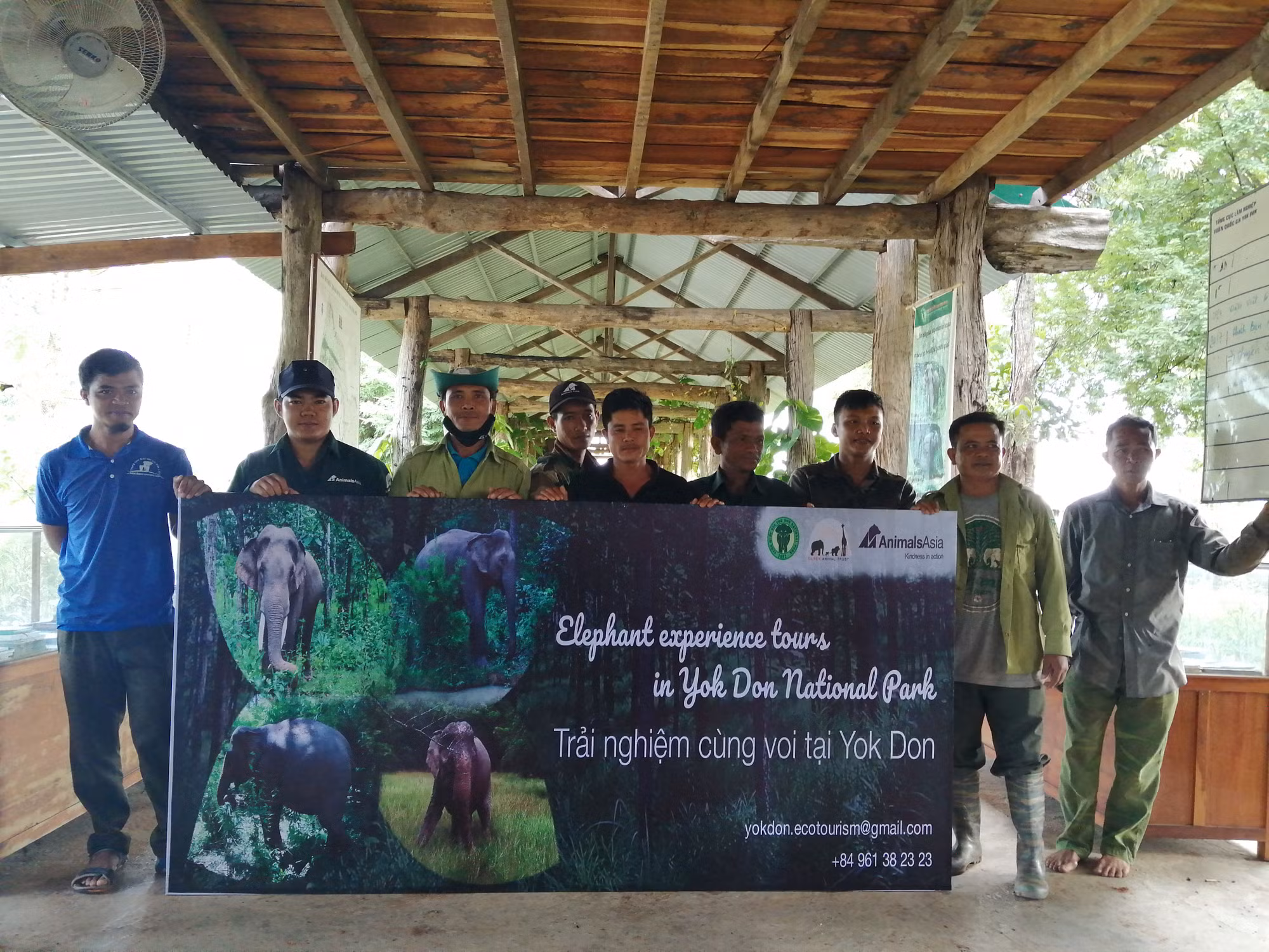 Đội quản lý chăm sóc voi của Animals Asia tại VQG Yok Đôn.
