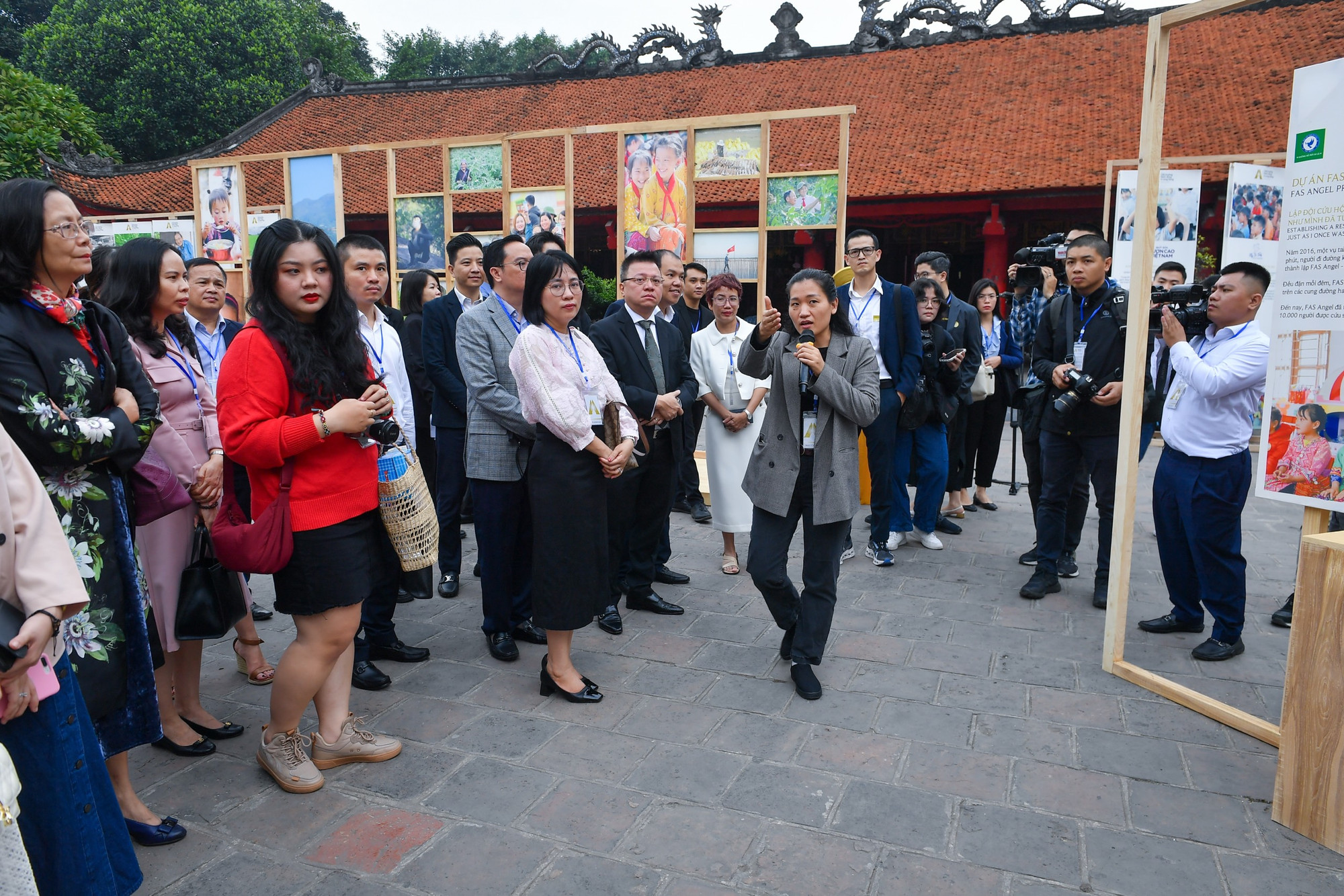 Triển lãm được bố trí thành nhiều khu vực theo nhóm chủ đề như: Trái tim, Hướng tới tương lai, Cách mạng vì con người...