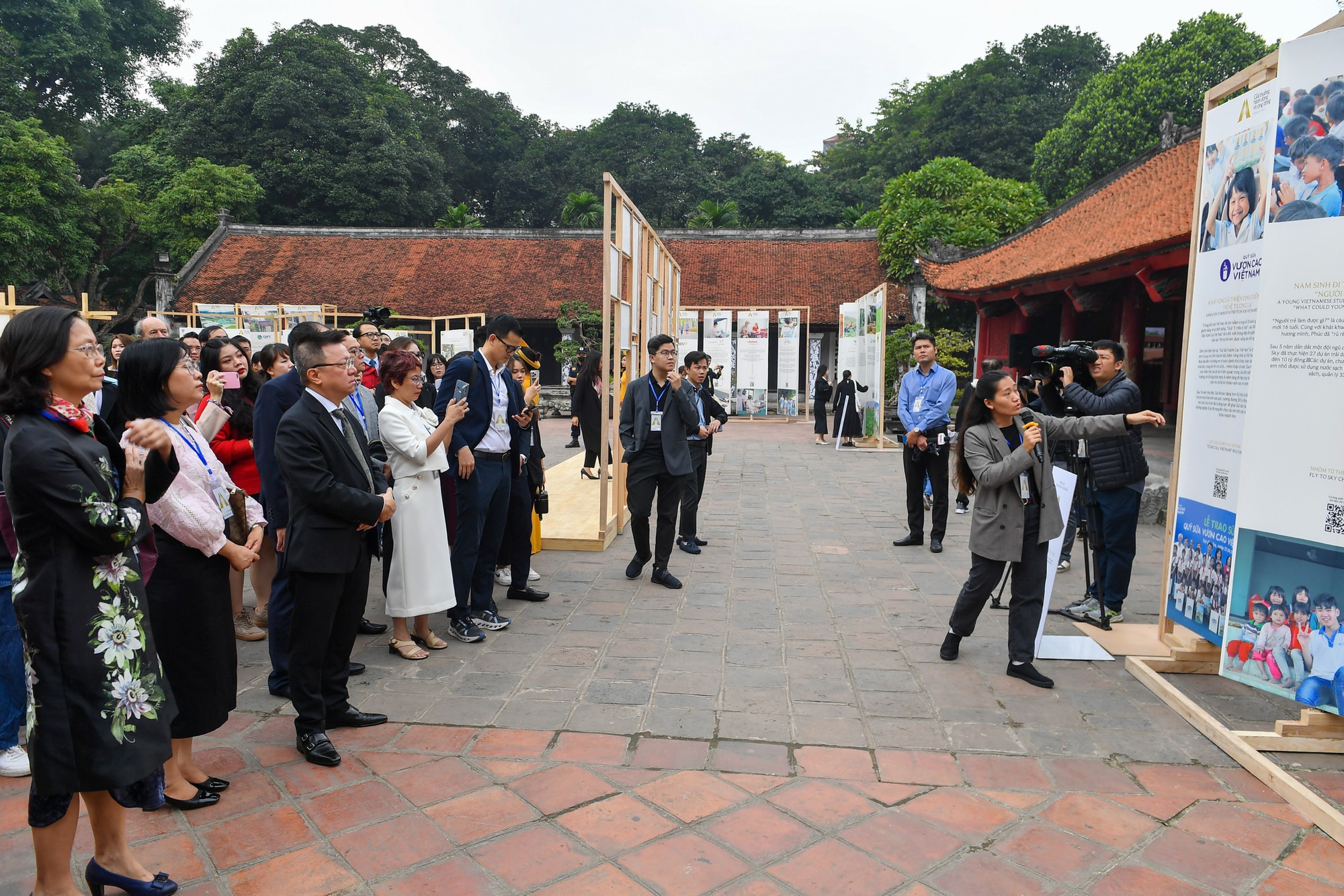 Các dự án được trưng bày trong một không gian triển lãm với sự hỗ trợ của một số hình thức đa phương tiện. Đặc biệt, theo đúng tinh thần của giải thưởng, các nguyên vật liệu được dùng trong triển lãm đều đảm bảo tiêu chí thân thiện với môi trường, chủ yếu sử dụng chất liệu gỗ và vải, sau đó rác thải của triển lãm sẽ được thu gom để tái sử dụng.