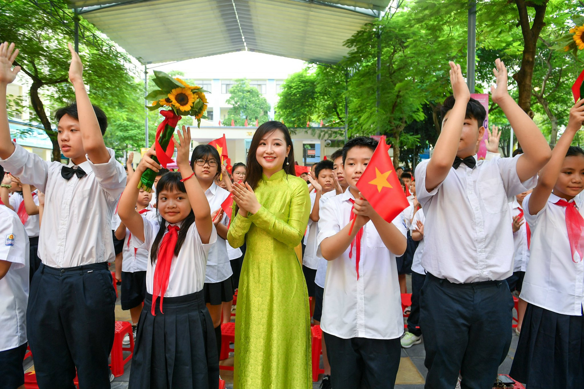 Cô và trò Trường THCS Hoàng Hoa Thám rạng ngời trong ngày tựu trường. (Ảnh: THÀNH ĐẠT)