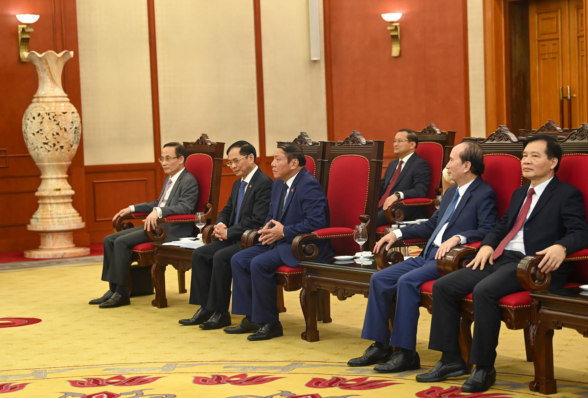 Trưởng Ban Đối ngoại Trung ương Lê Hoài Trung, Bộ trưởng Ngoại giao Bùi Thanh Sơn, Bộ trưởng Văn hóa, Thể thao và Du lịch Nguyễn Văn Hùng và các đại biểu Việt Nam dự buổi tiếp.