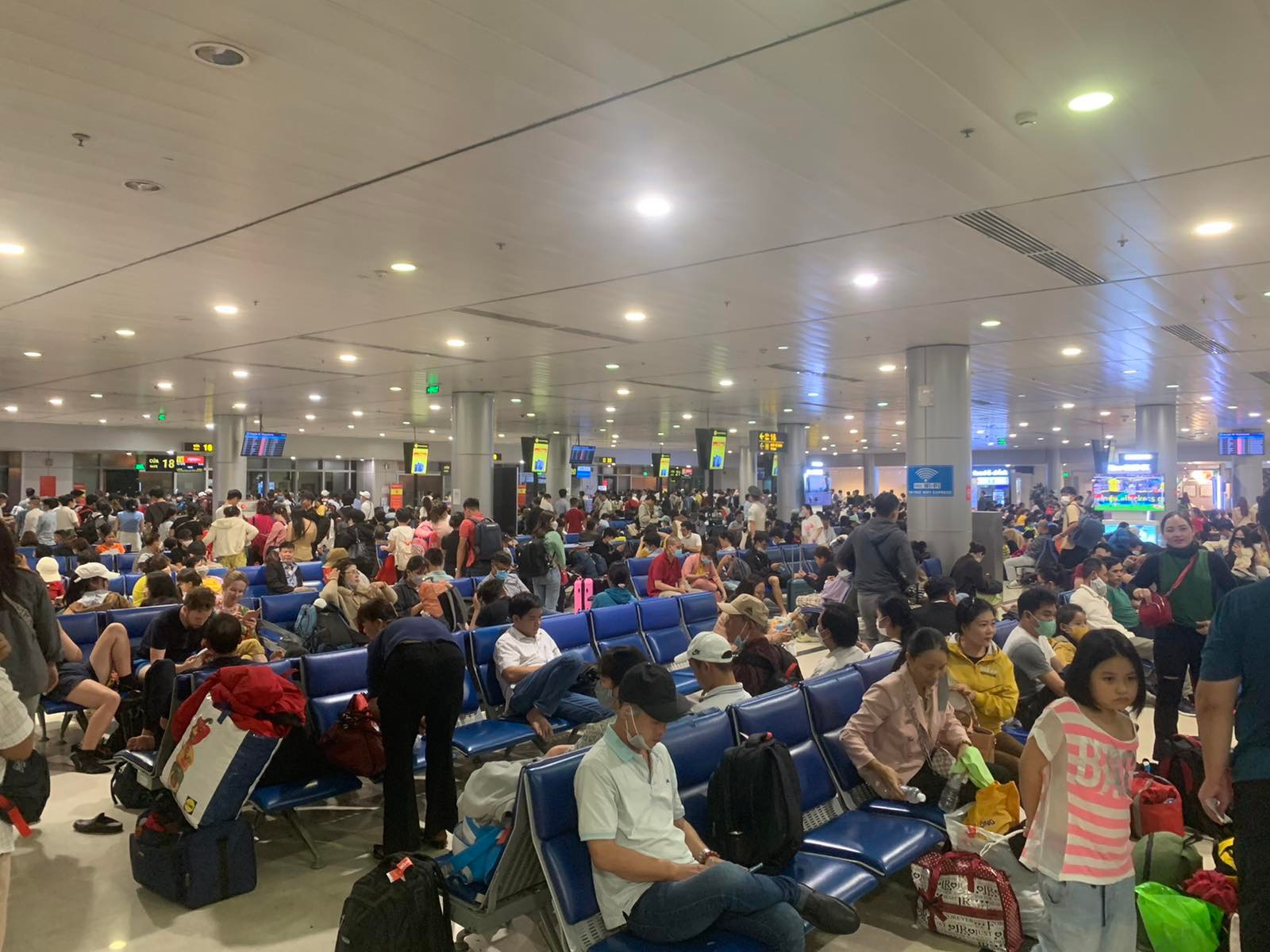 Thông tin từ Cảng hàng không quốc tế Tân Sơn Nhất, trong ngày 26/1 (tức ngày mùng 5 Tết), lượng hành khách khai thác trong ngày tại Cảng hàng không quốc tế Tân Sơn Nhất dự kiến đạt gần 145.000 người. (Ảnh: ACV)