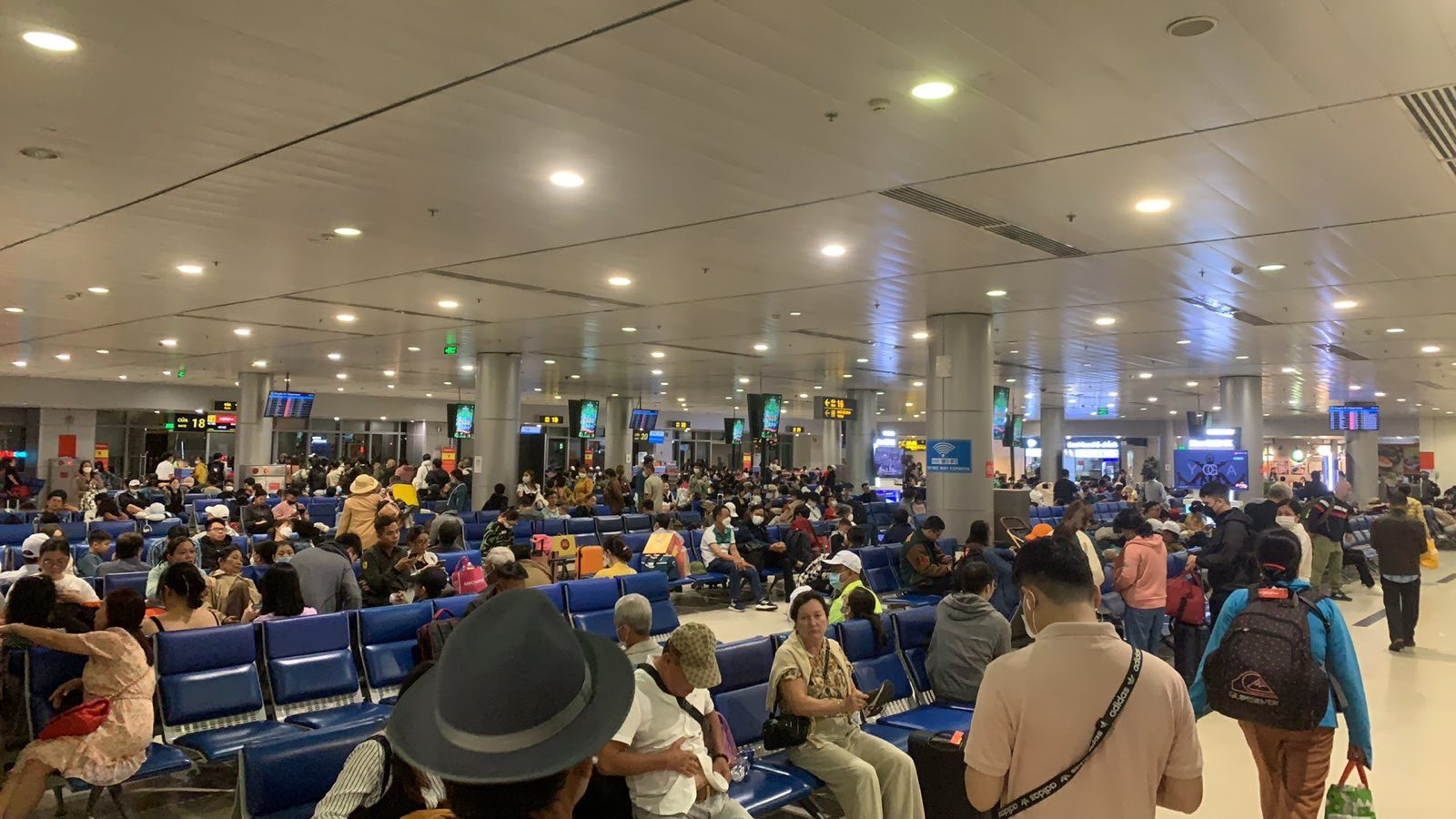 Trong ngày cuối cùng của kỳ nghỉ Tết 2023, tổng cộng có 913 chuyến bay cất/hạ cánh tại Cảng hàng không quốc tế Tân Sơn Nhất (461 chuyến bay đi và 452 chuyến bay đến). Số hành khách đi đạt 55.773 người (quốc nội đi 37.883 khách, quốc tế đi đạt 17.890 khách); số hành khách đến là 89.098 khách (trong đó có 71.009 khách đến và 18.089 khách đến). (Ảnh: ACV)