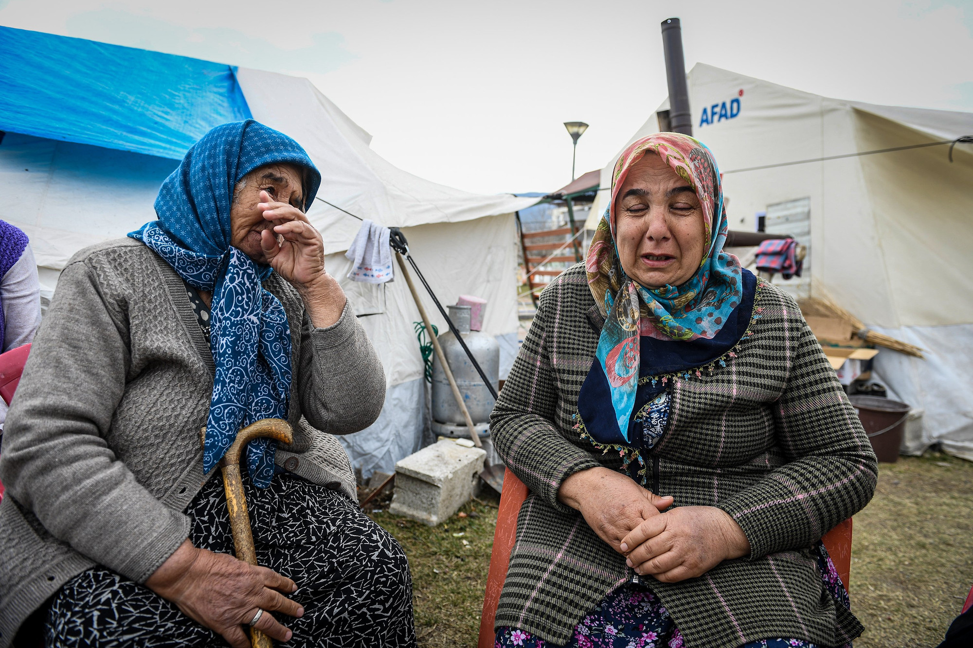 Bà Olen Kizi Betigul Kaya (bên phải) òa khóc khi nhắc tới con gái Anne.