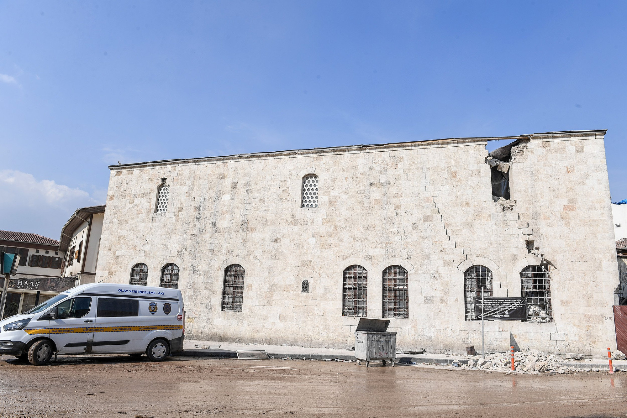 Bức tường của nhà thờ Hồi giáo Habib-i Neccar bị xé rách sau trận động đất ngày 6/2. (Ảnh: Thành Đạt)