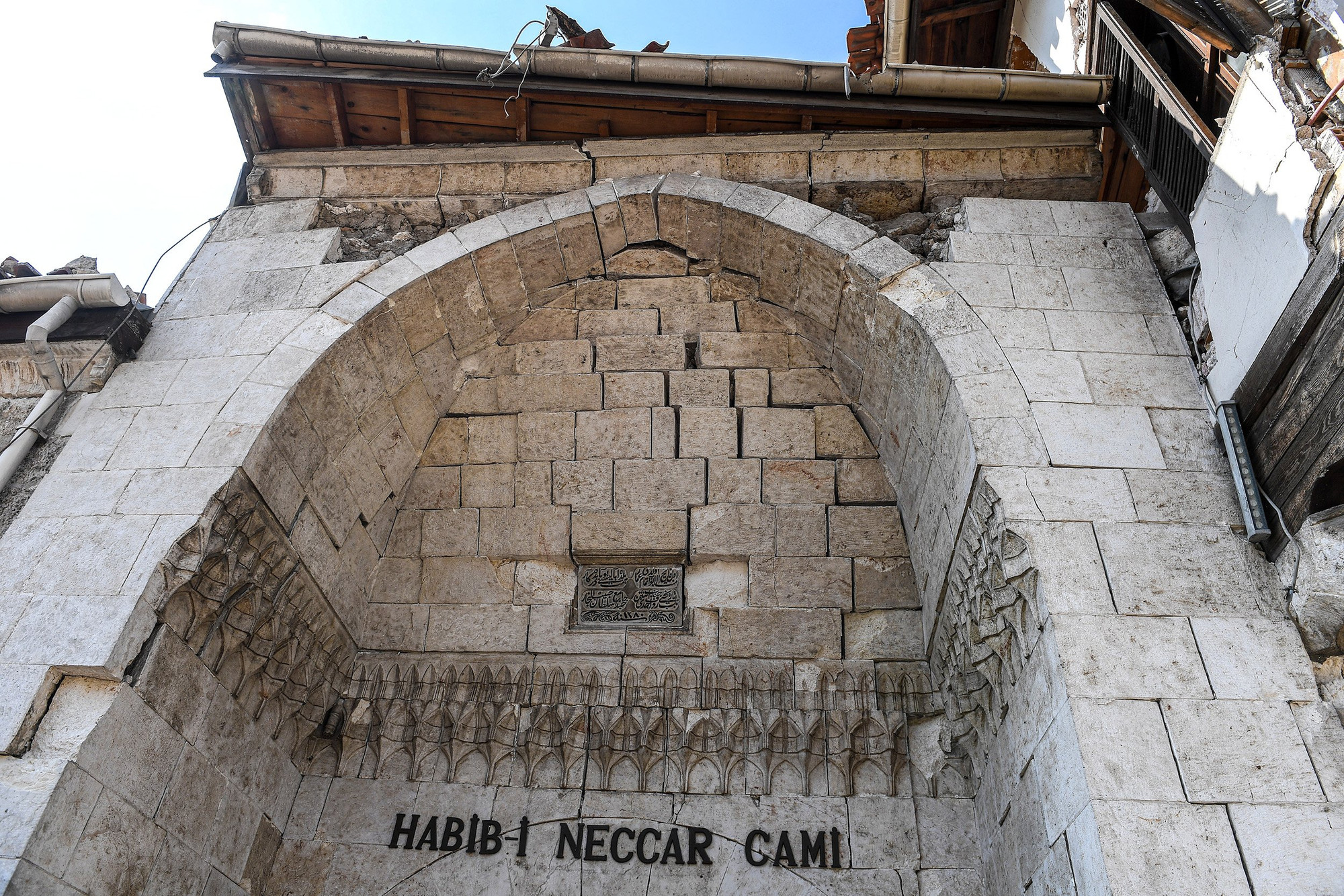 Habib-i Neccar nứt nẻ và nghiêng ngả sau động đất. (Ảnh: Thành Đạt)