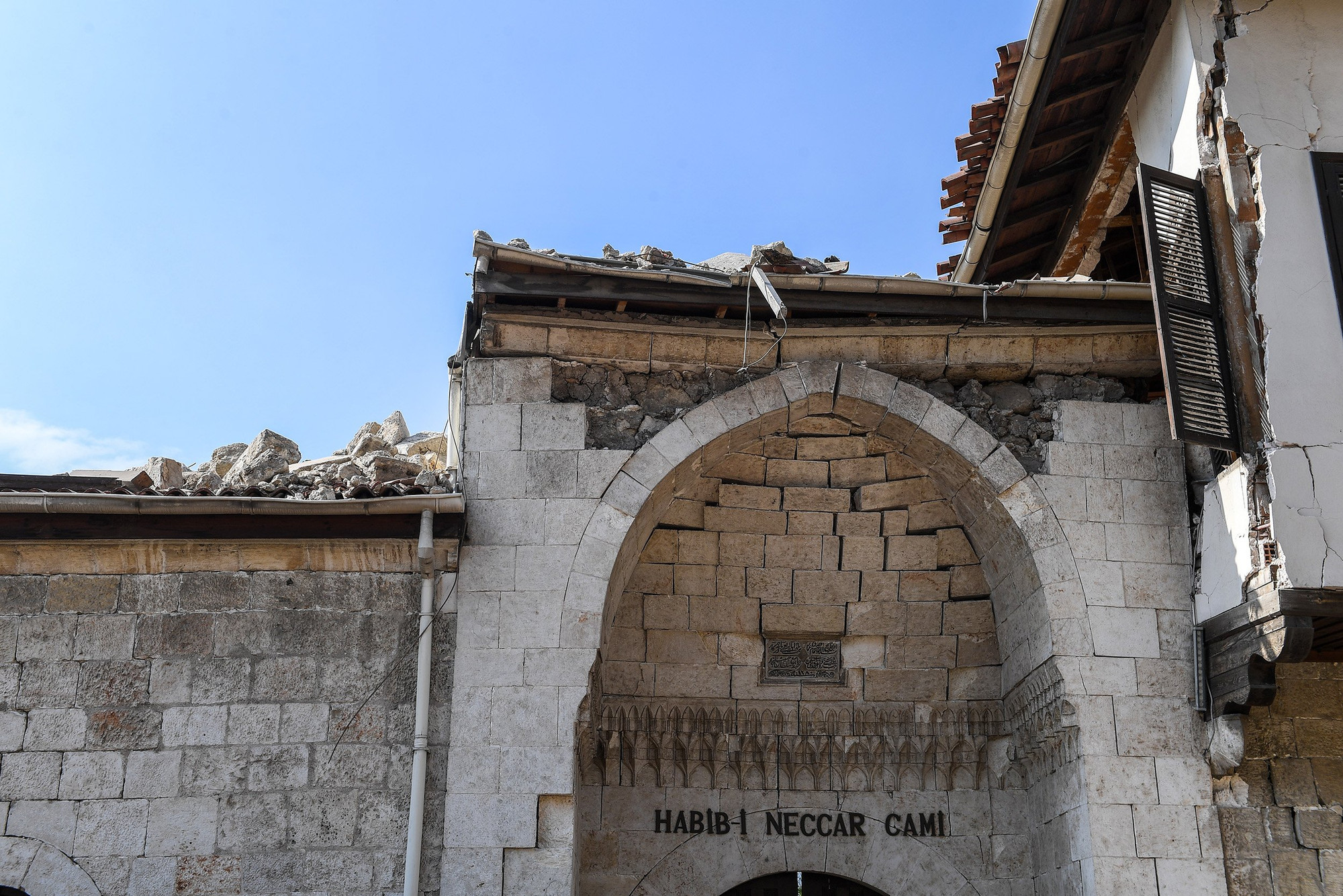 Thánh đường Habib-i Neccar đổ nát sau thảm họa.