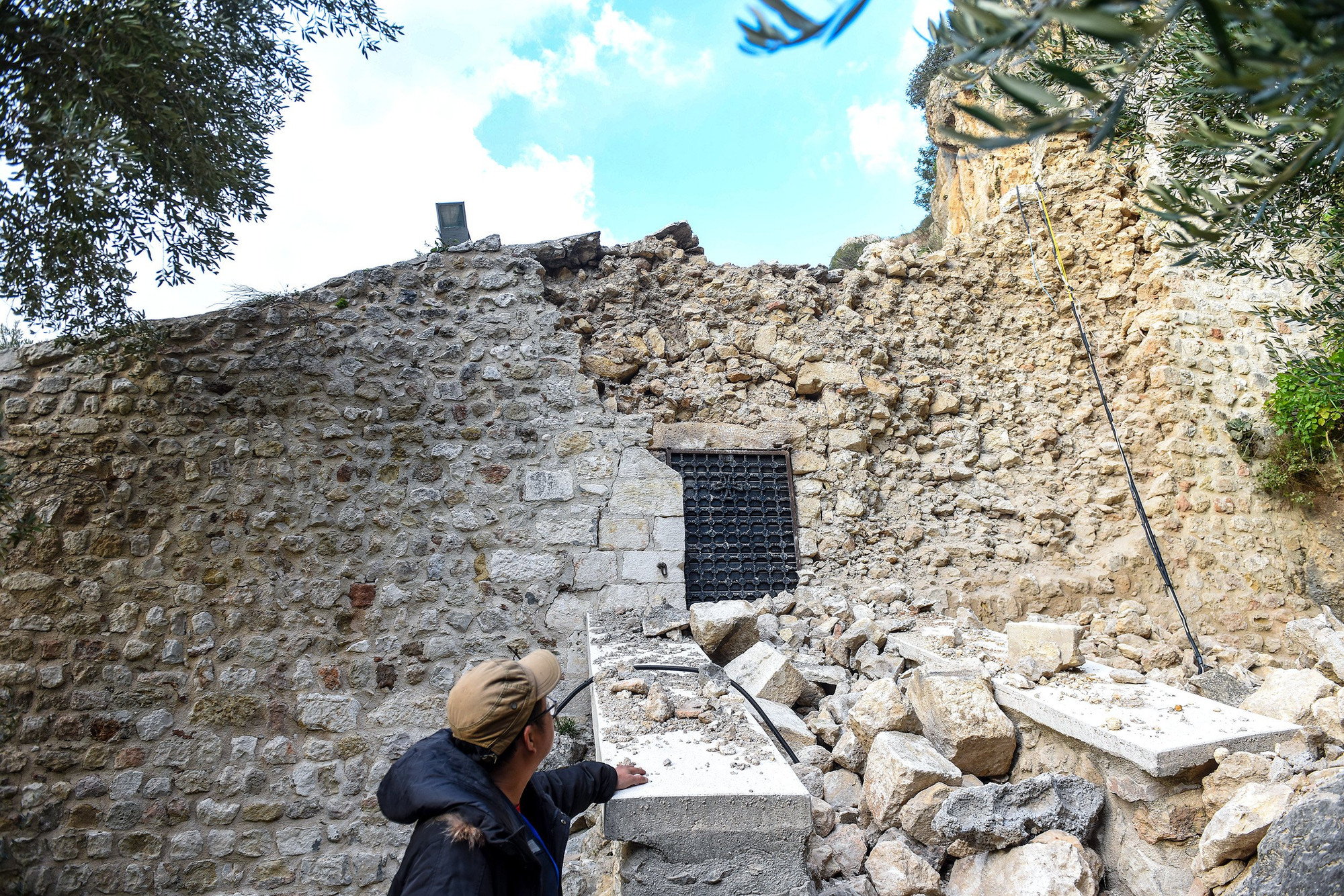 Công trình đặc biệt trên núi Starius chỉ bị lở một bức tường sau động đất. (Ảnh: Thành Đạt)