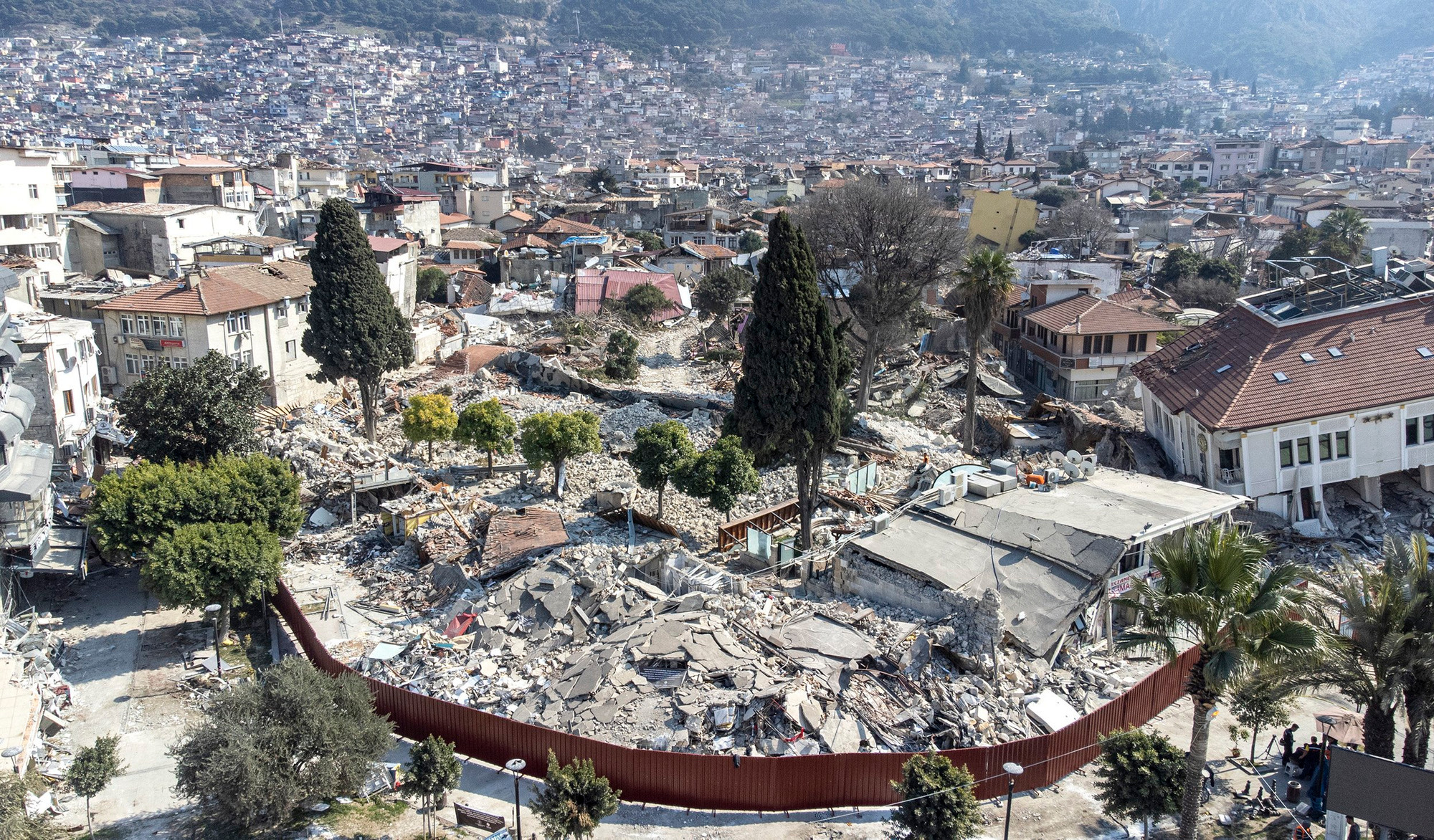 Nhìn từ trên cao, Ulu Camii chỉ còn lại là tàn tích. Những dấu vết huy hoàng trong quá khứ đã bị cơn địa chấn xô ngã. (Ảnh: Thành Đạt)